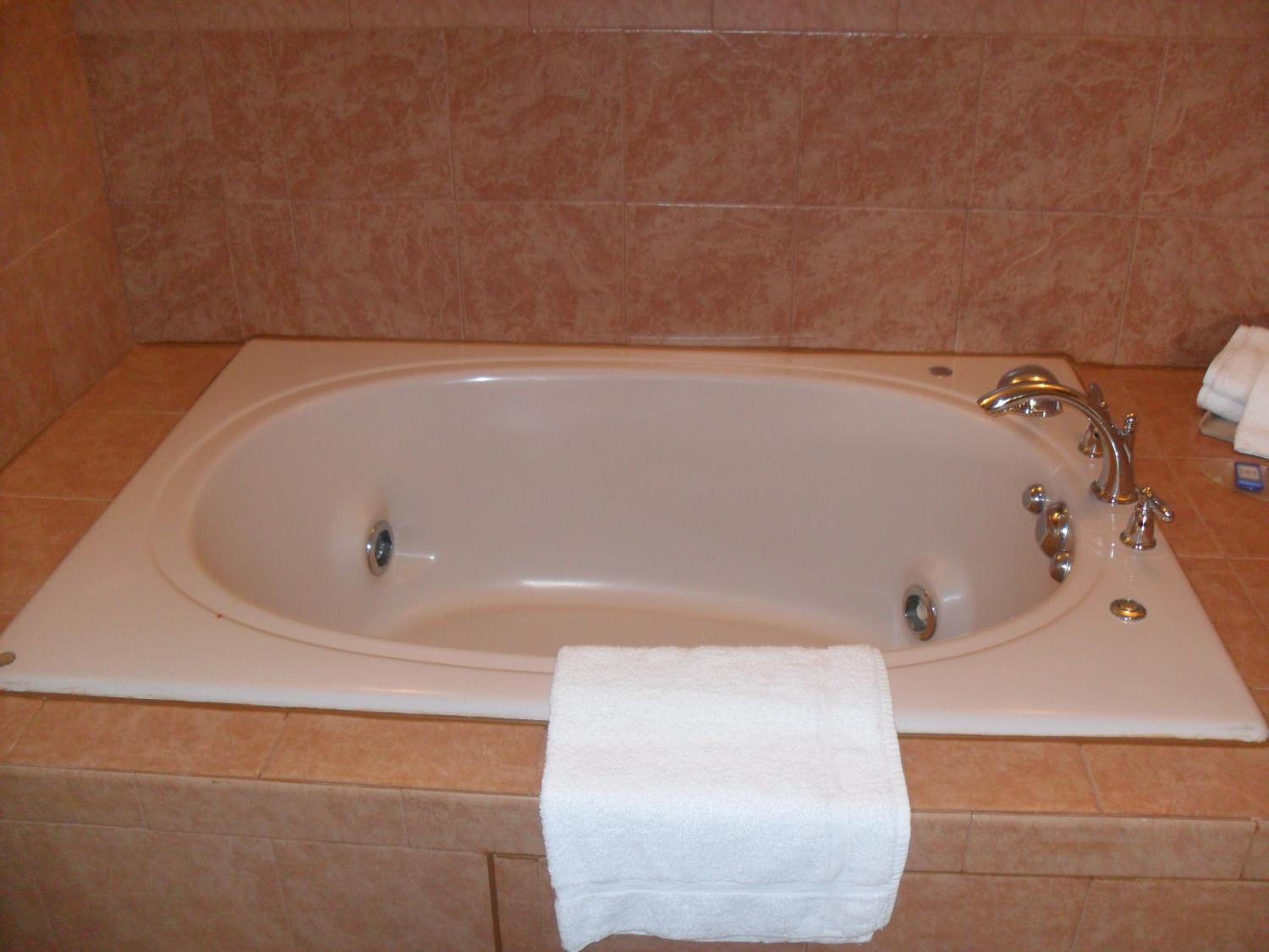 King Room with Hot Tub - Smoking - Photo 5