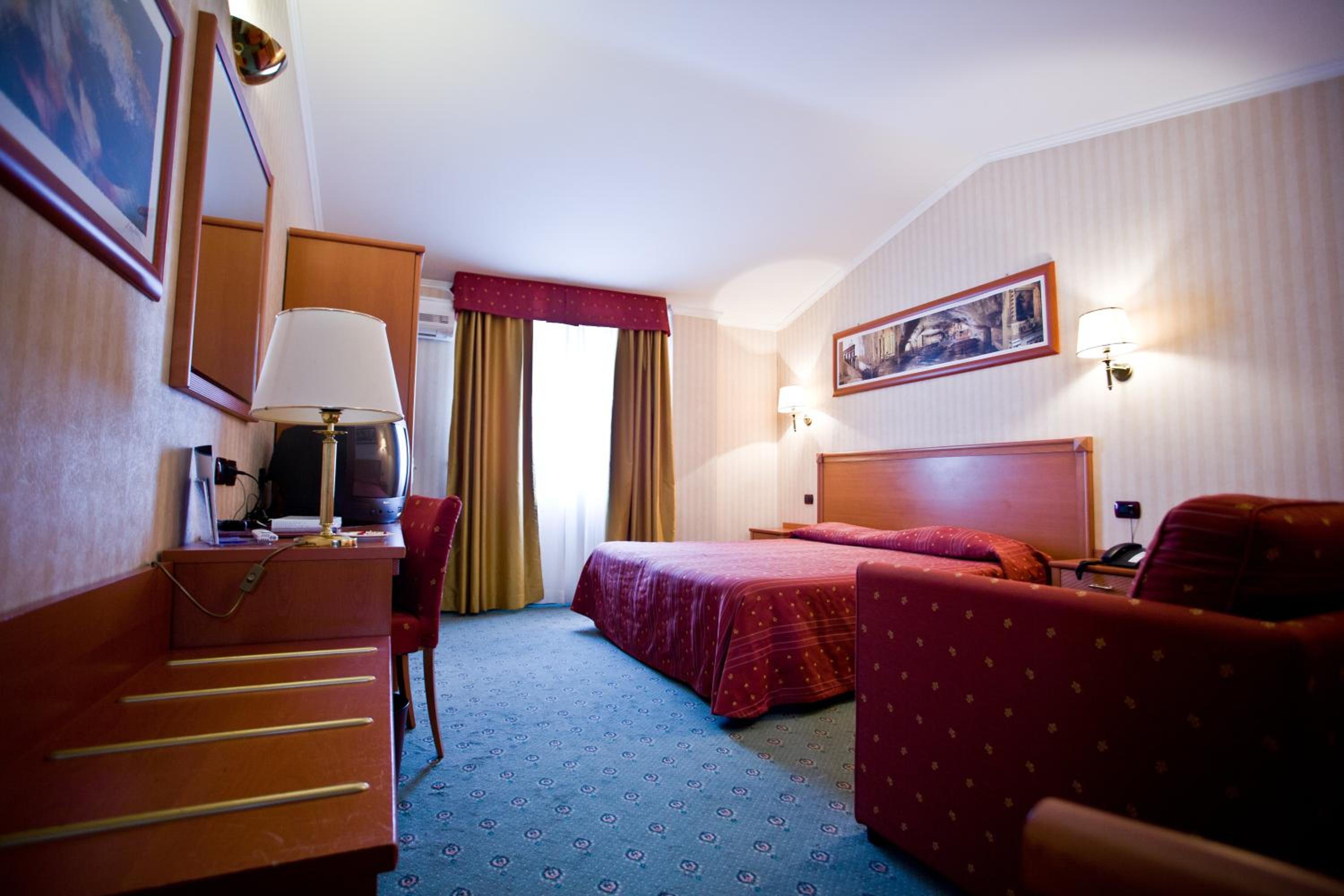 Standard Double or Twin Room - Photo 3