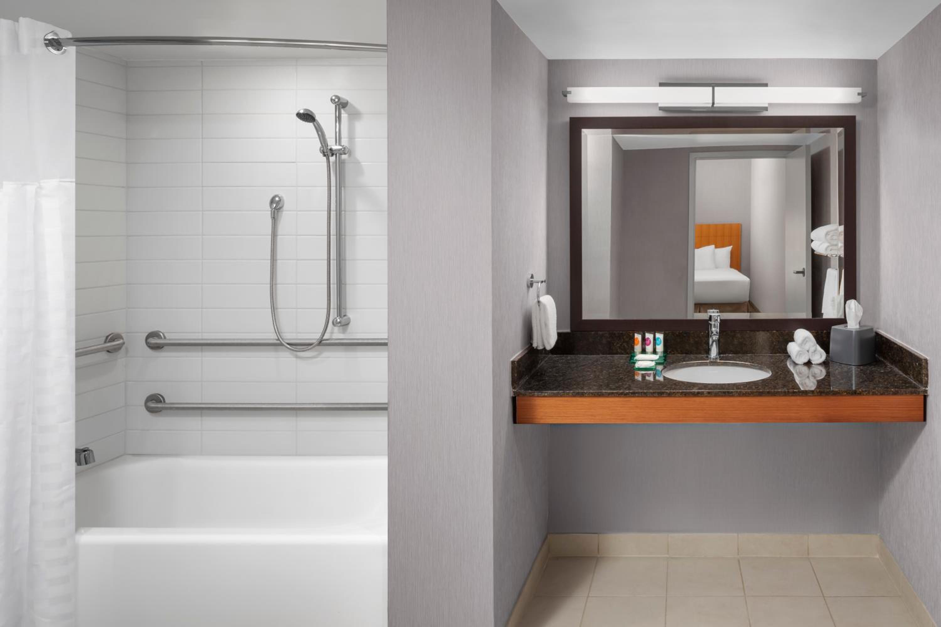 Double Room with Two Double Beds and Accessible Tub - Disability Access - Photo 6