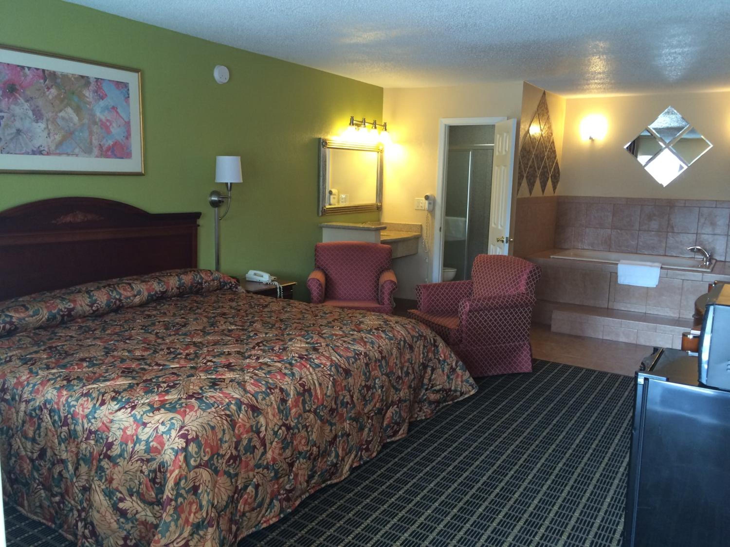 King Room with Hot Tub - Smoking - Photo 1