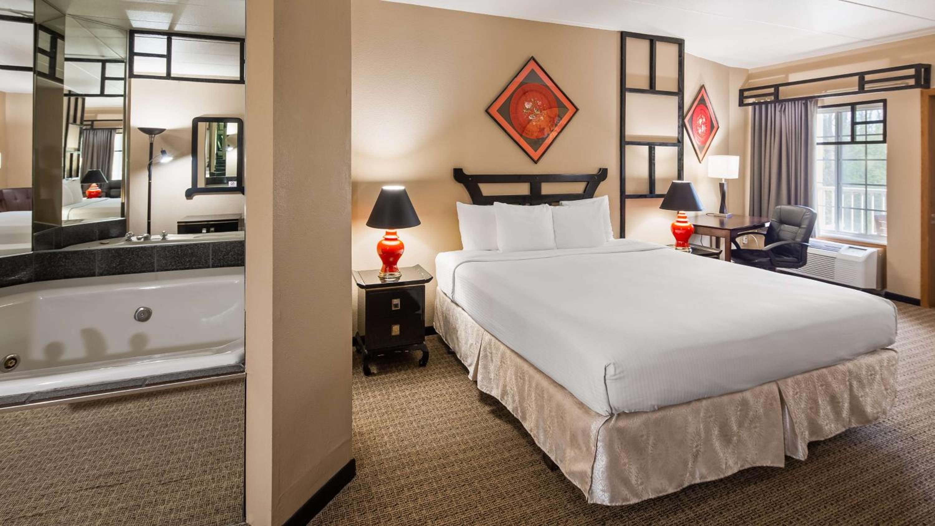 Deluxe King Room with Balcony photo 3