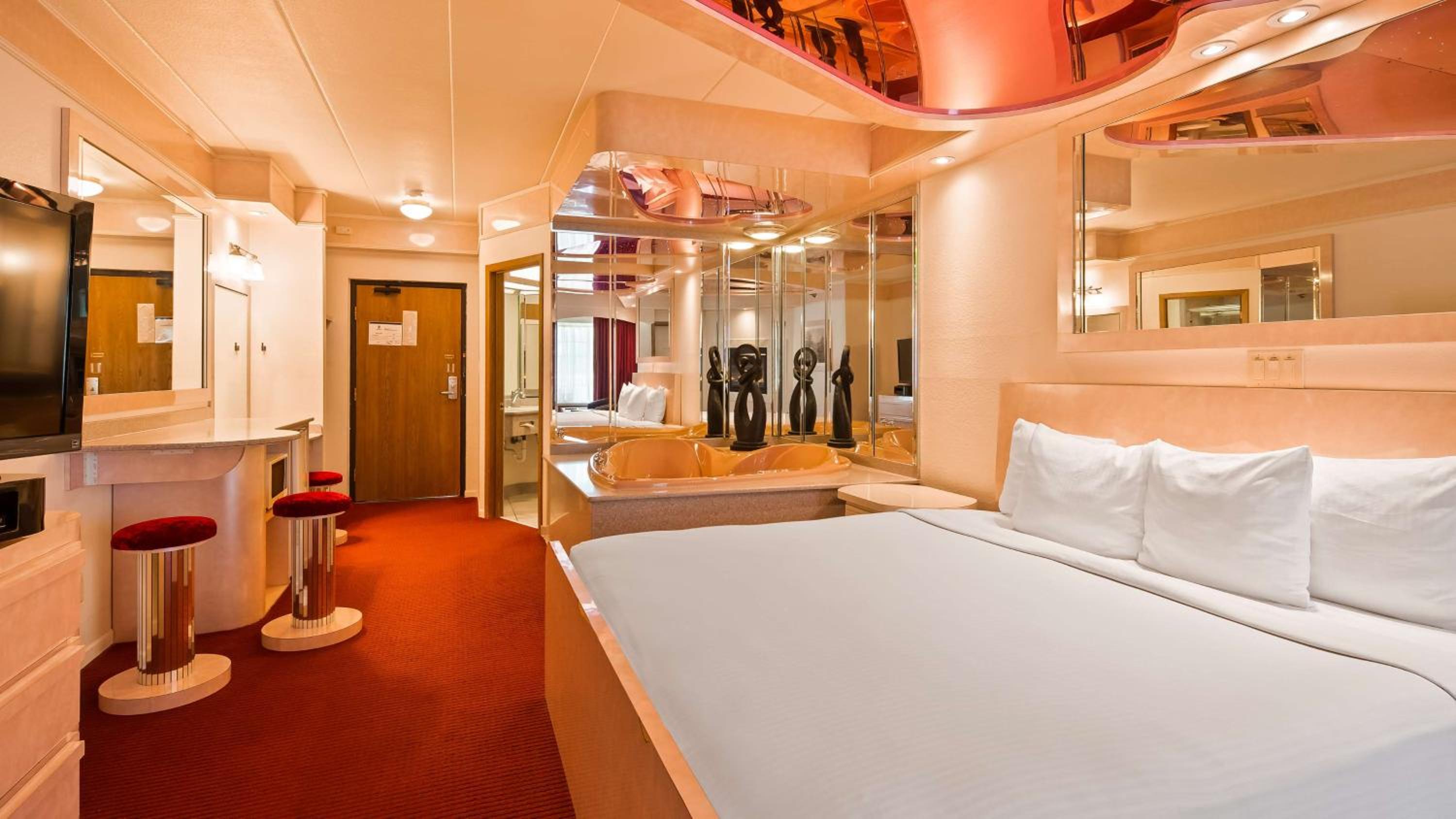 King Suite with Fireplace and Whirlpool - Non-Smoking