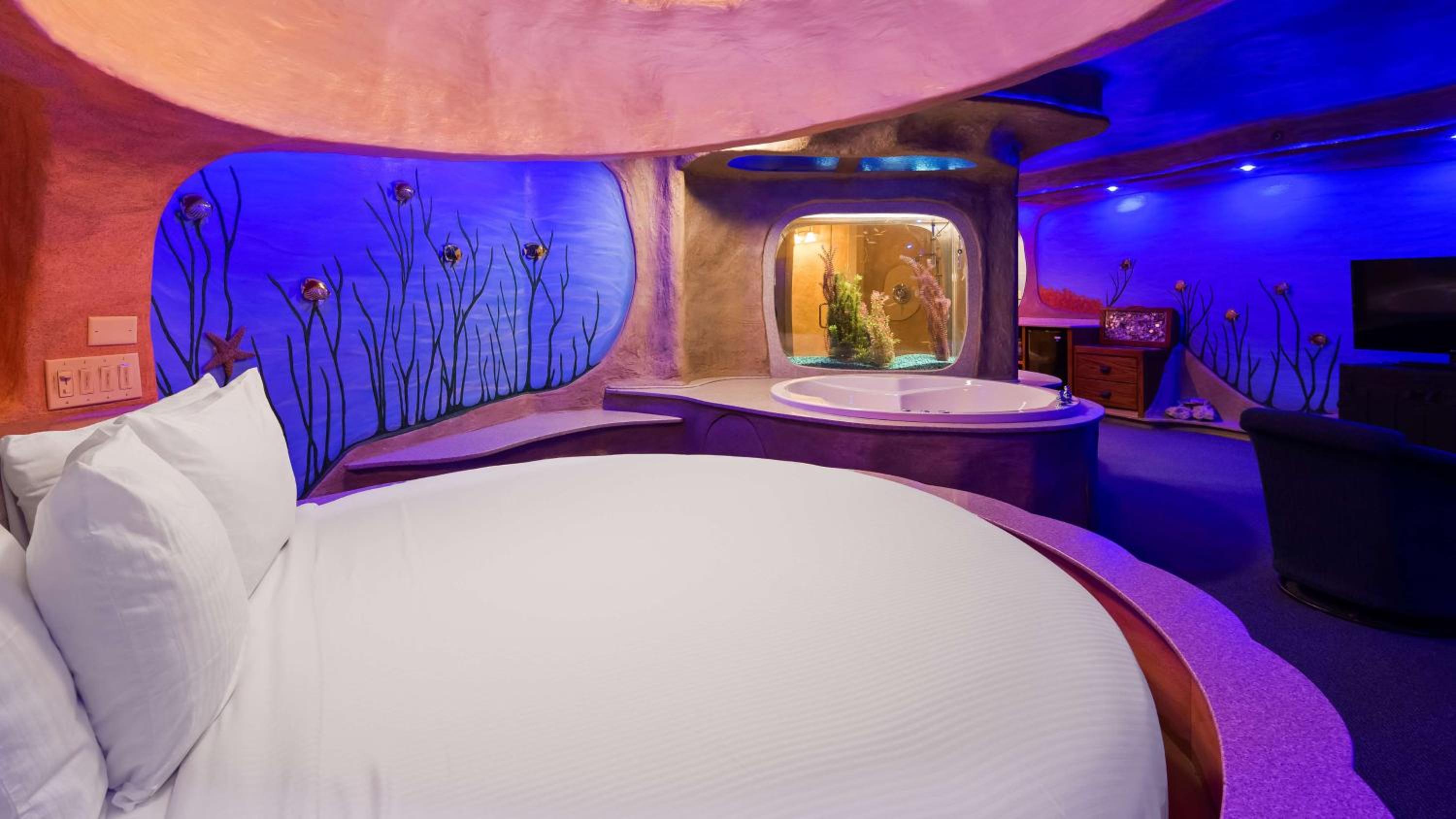 King Suite with Whirlpool - Non-Smoking - Photo 1