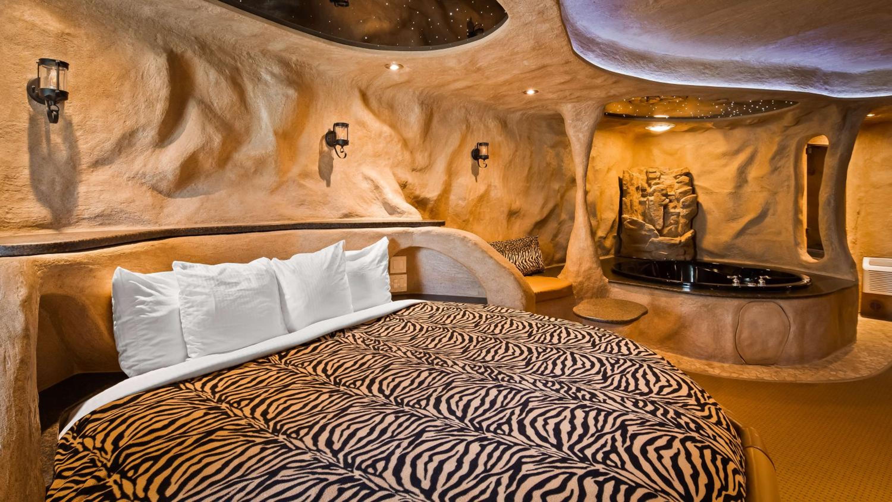 King Suite with Whirlpool and Fireplace - Non-Smoking - Photo 1