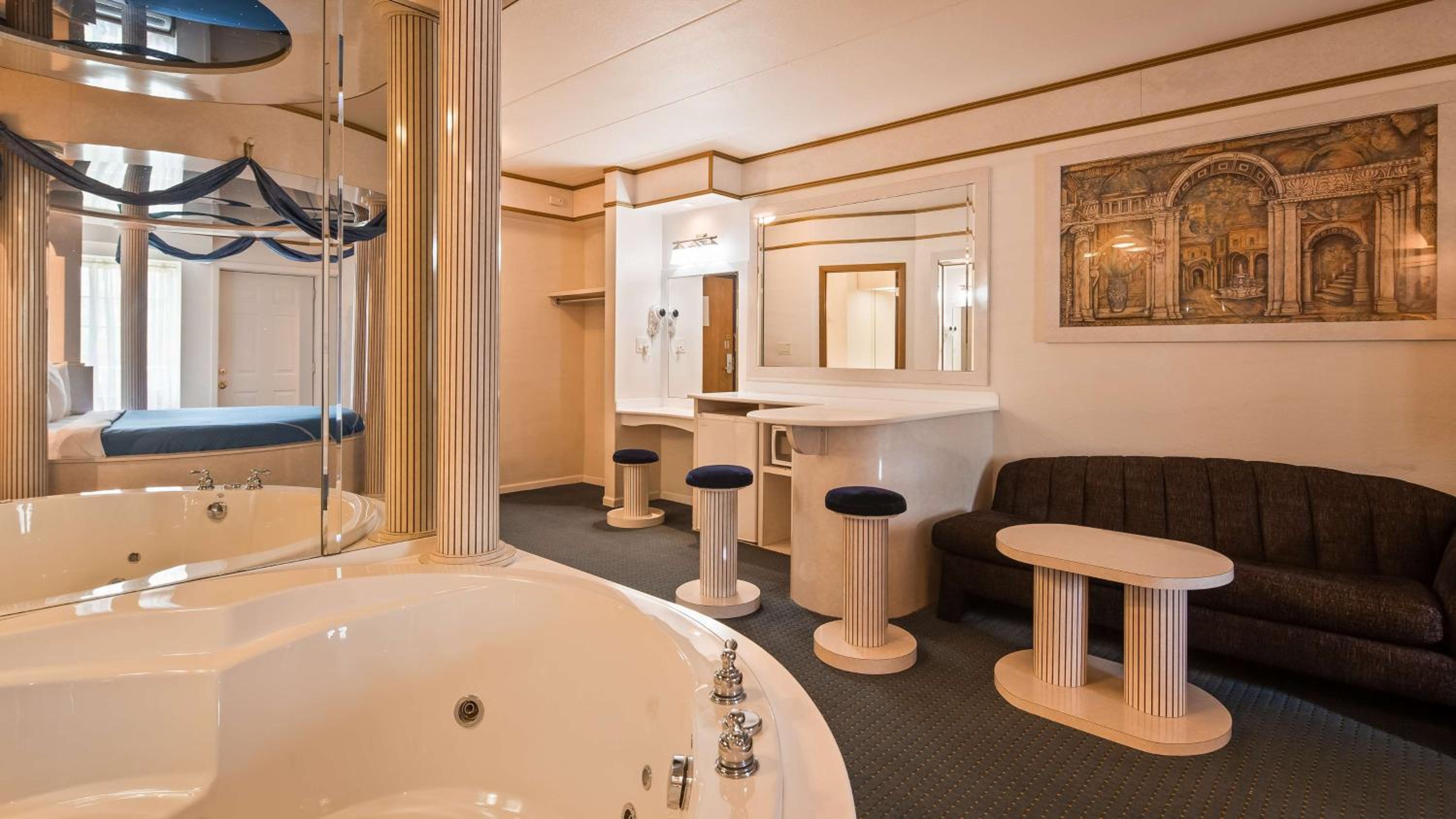 King Suite with Fireplace and Whirlpool - Non-Smoking - Photo 2