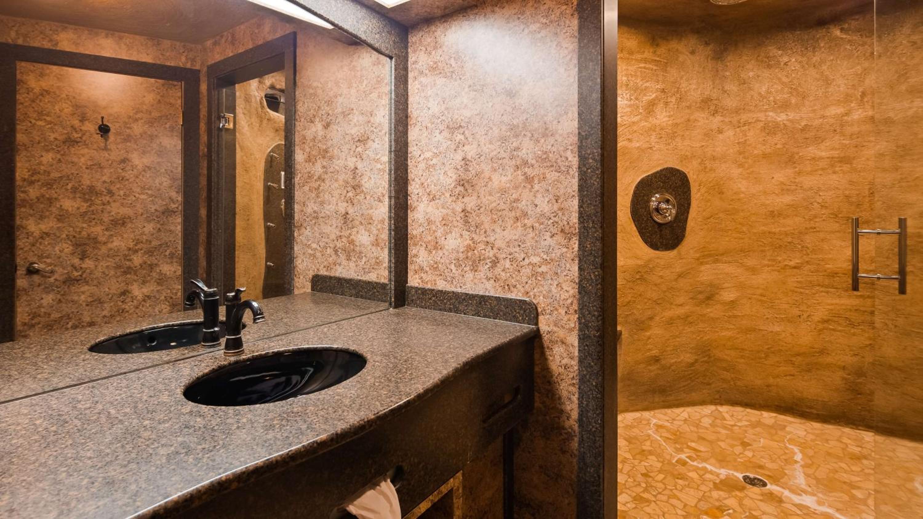 King Suite with Whirlpool and Fireplace - Non-Smoking - Photo 3
