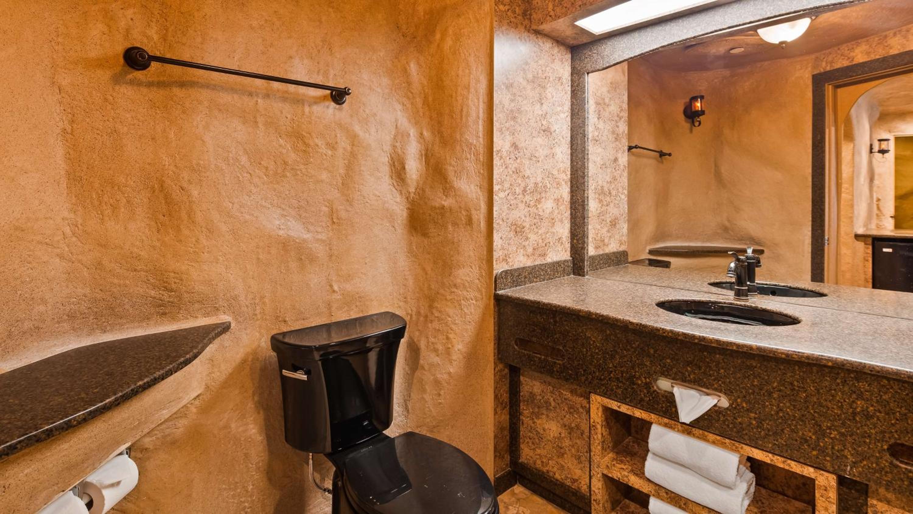 King Suite with Whirlpool and Fireplace - Non-Smoking - Photo 2