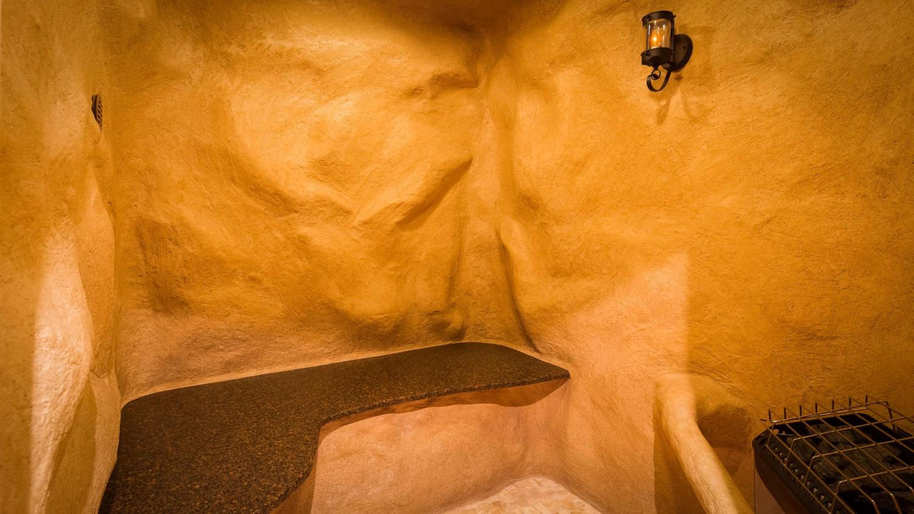 King Suite with Whirlpool and Fireplace - Non-Smoking - Photo 4
