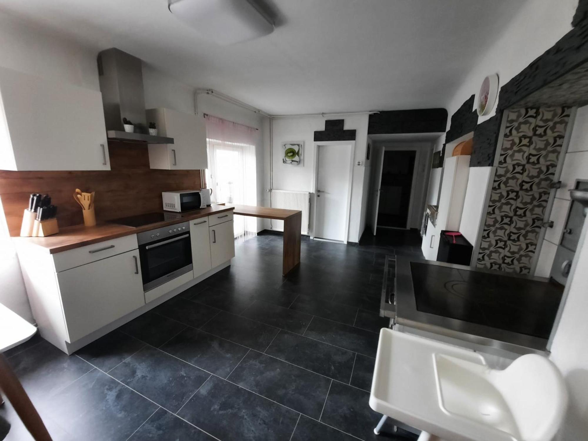Apartment with Balcony - Photo 5