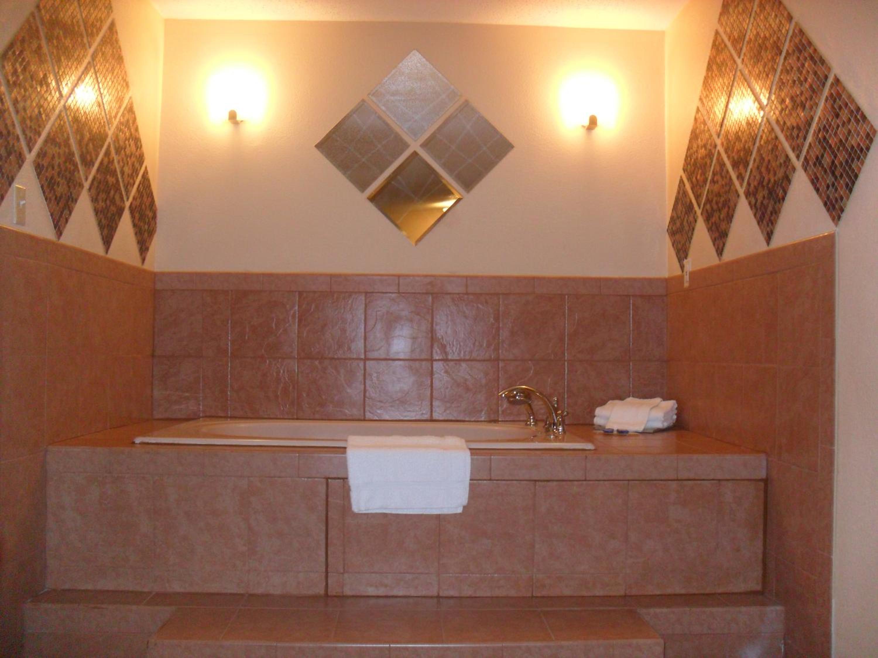 King Room with Hot Tub - Smoking - Photo 3