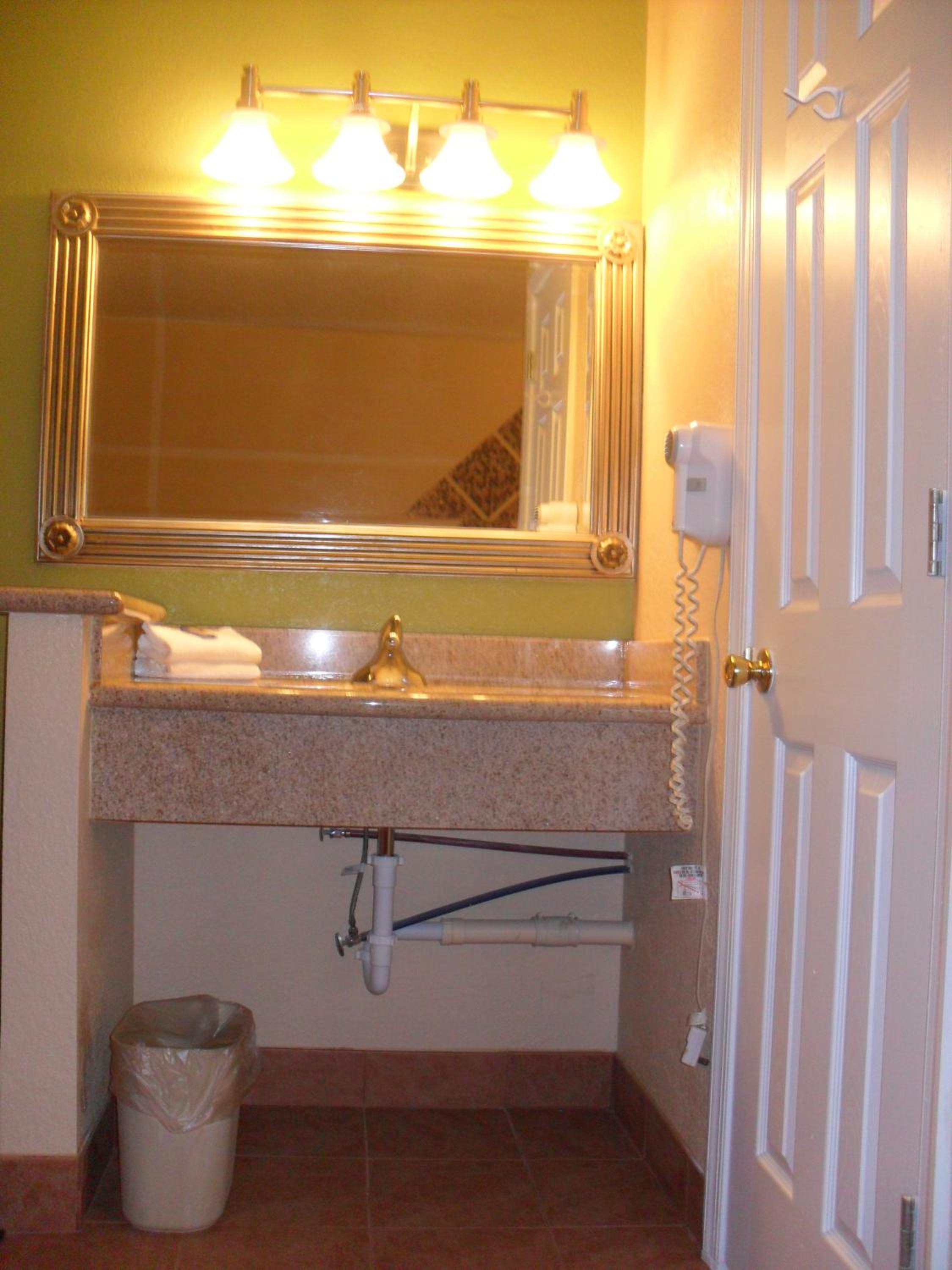 King Room with Hot Tub - Smoking - Photo 6