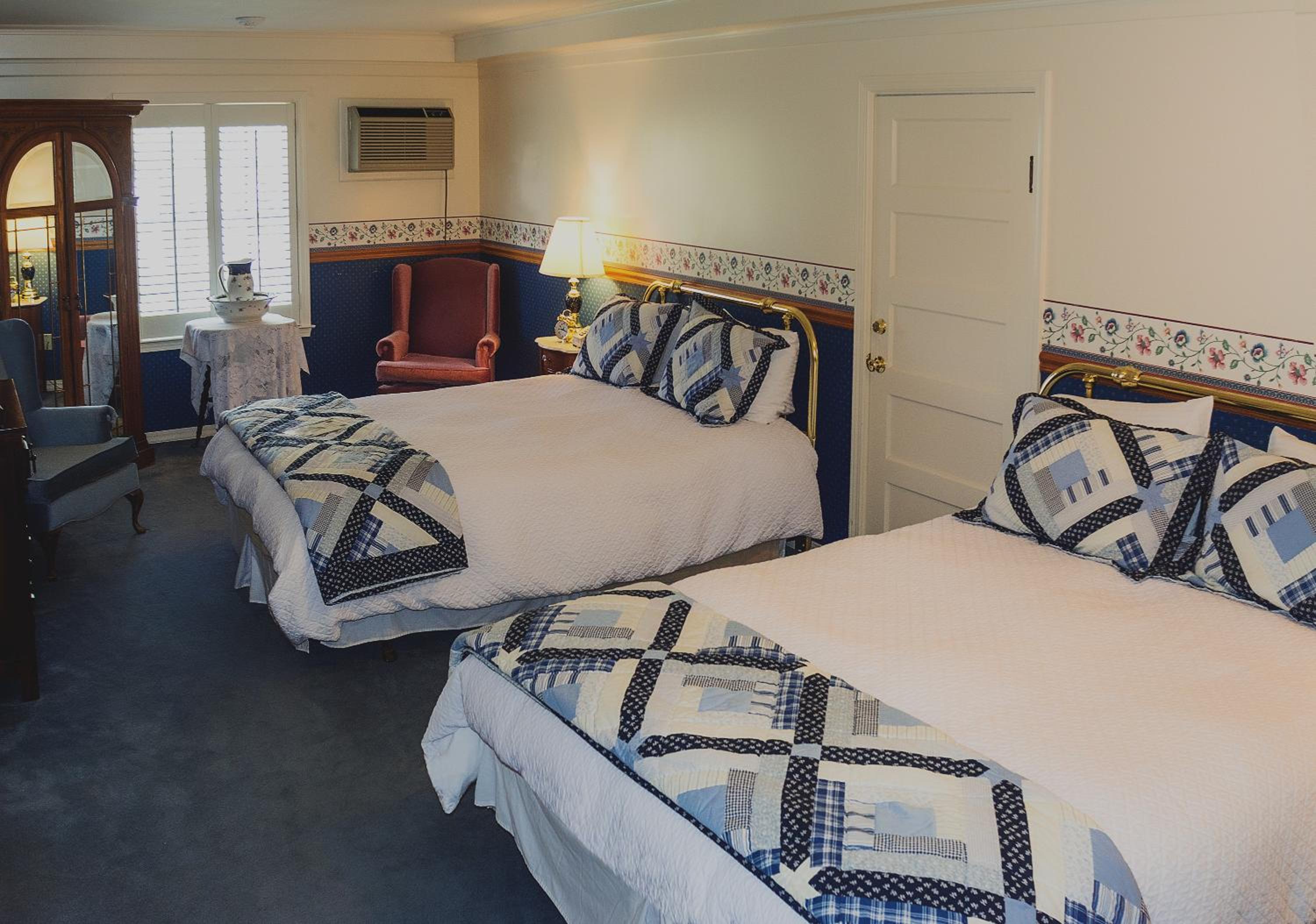 Deluxe Queen Room With Two Queen Beds photo 3