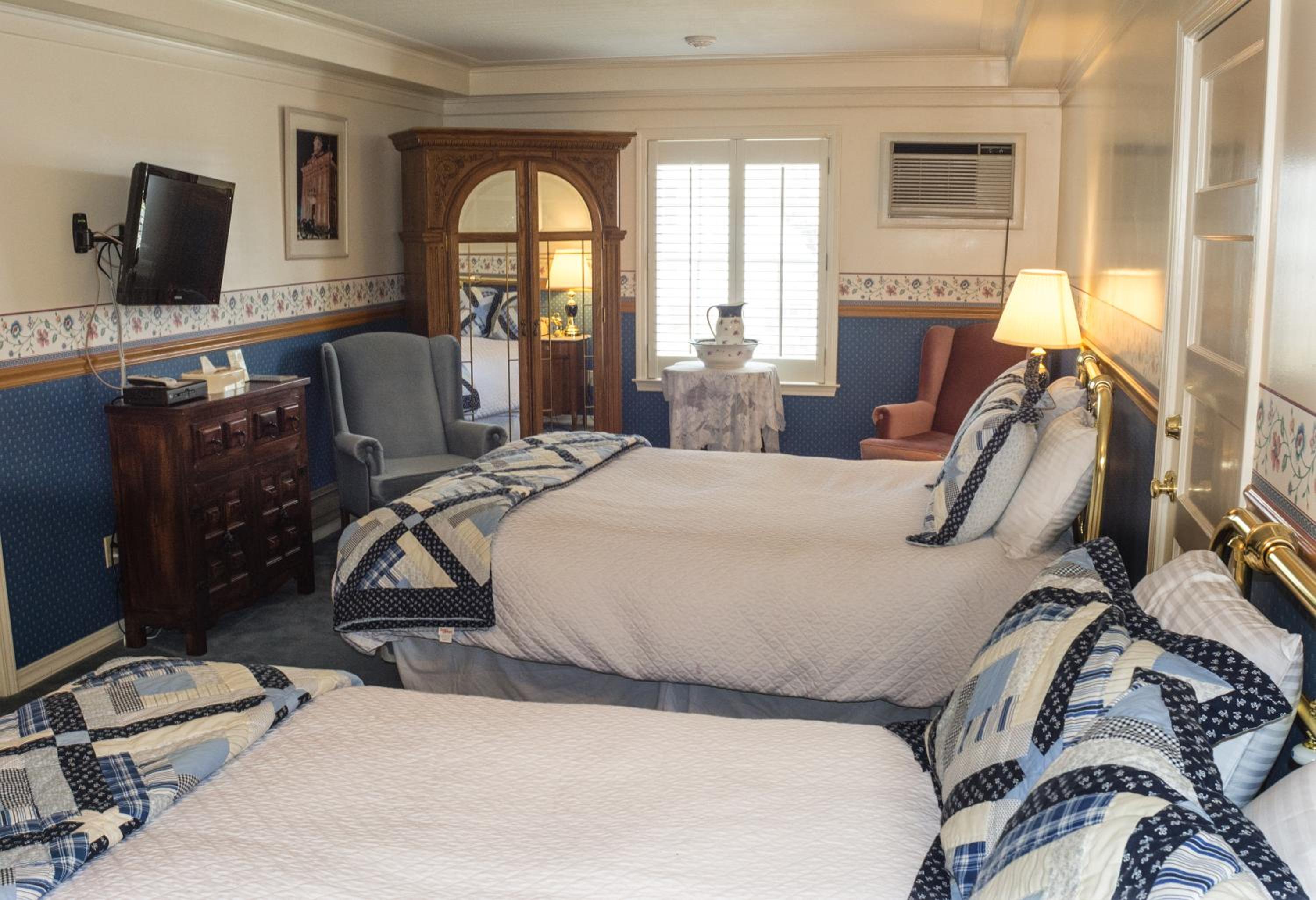 Deluxe Queen Room With Two Queen Beds photo 1