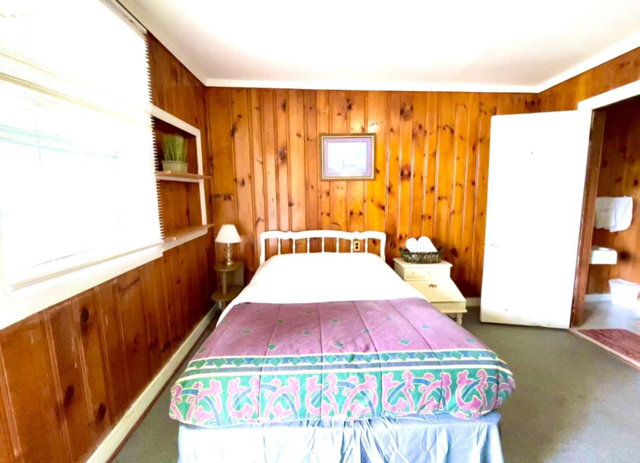 One-Bedroom Chalet - No Pets Allowed photo 3