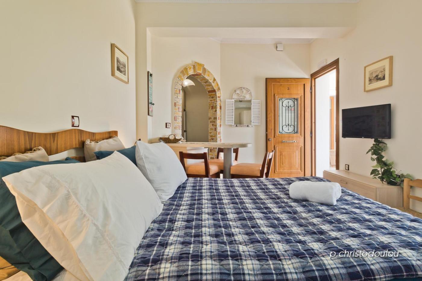 One-Bedroom Apartment - Photo 3