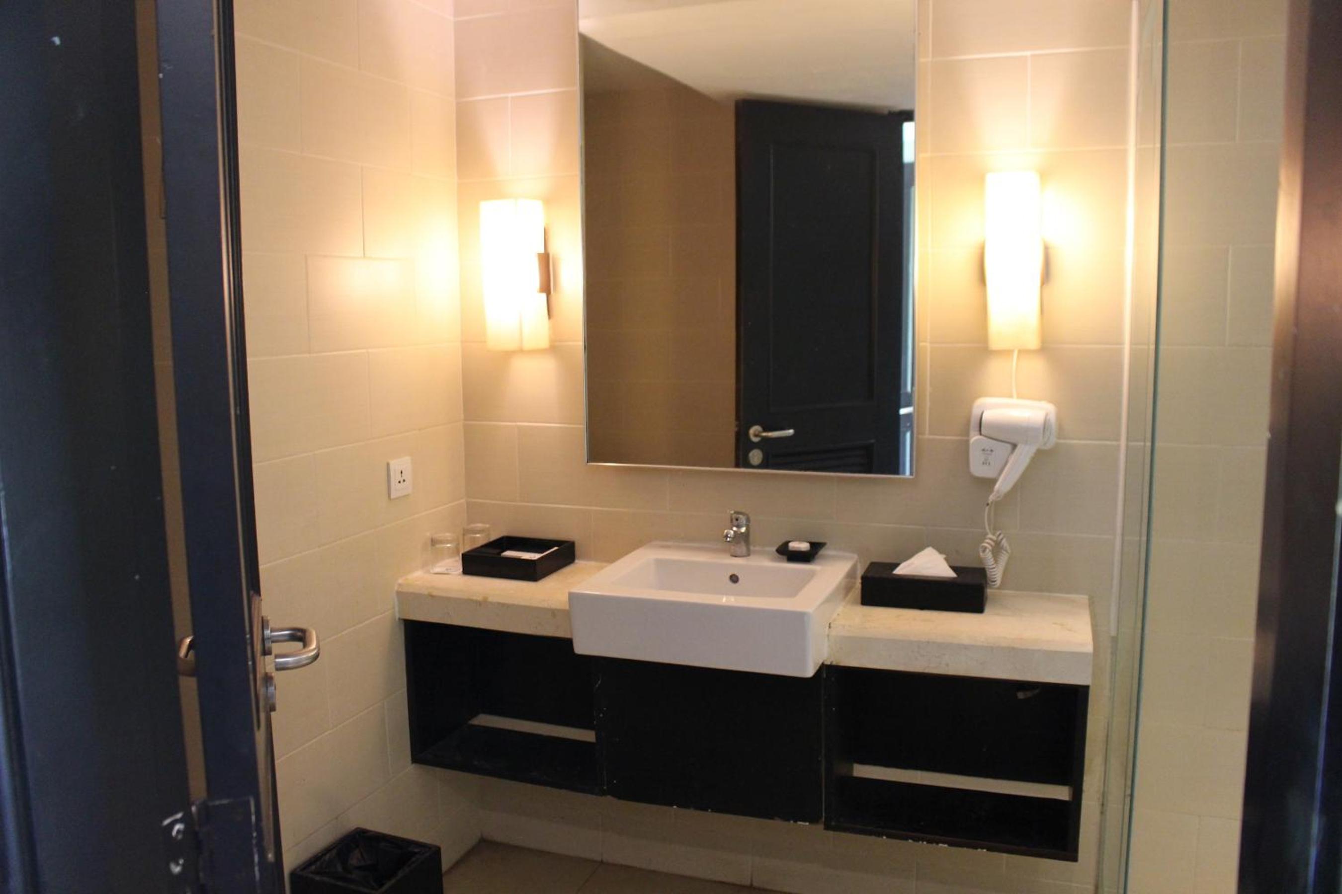 Deluxe Room with Garden View - Photo 2