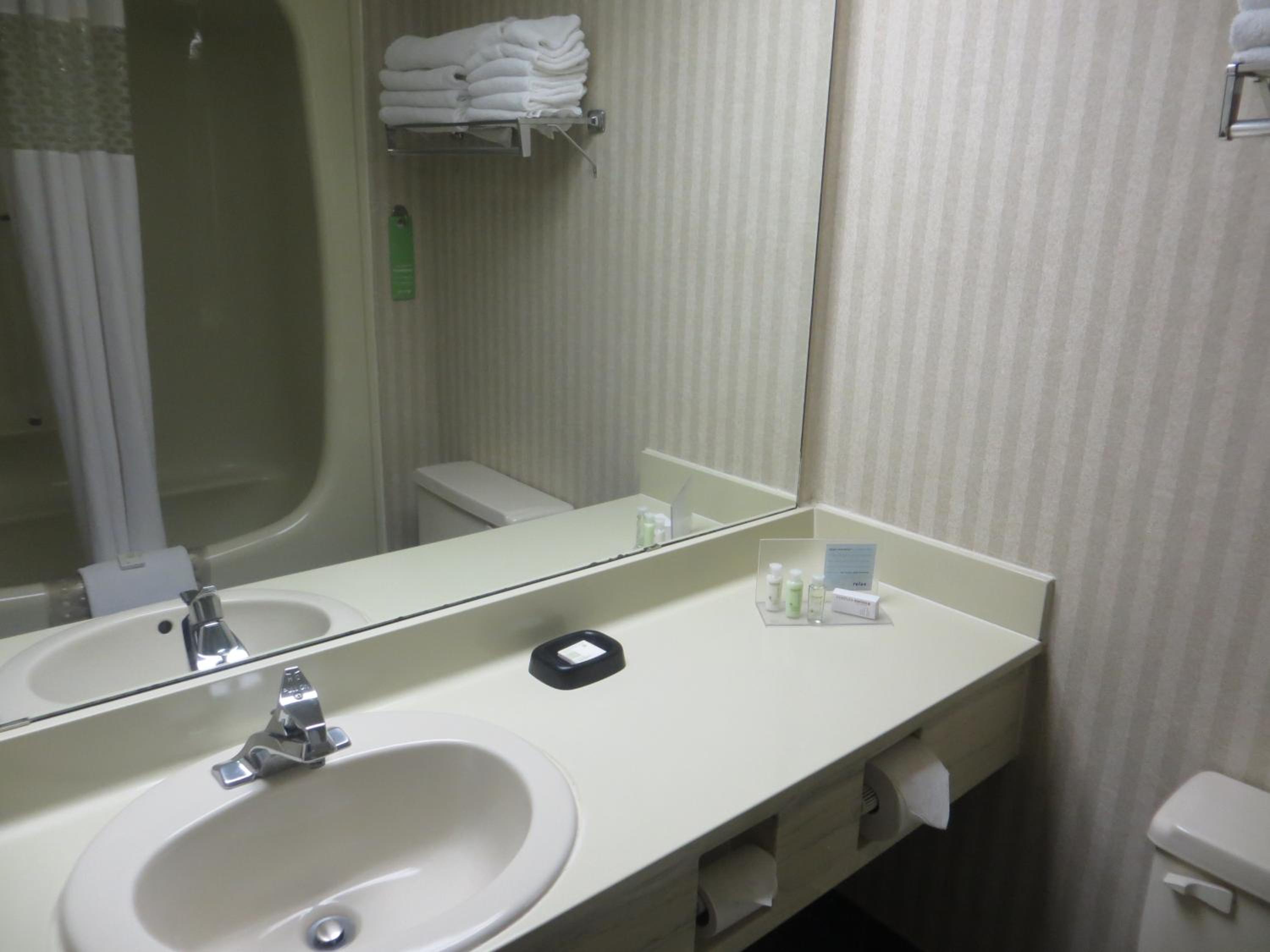 Queen Room with Two Queen Beds - Photo 3