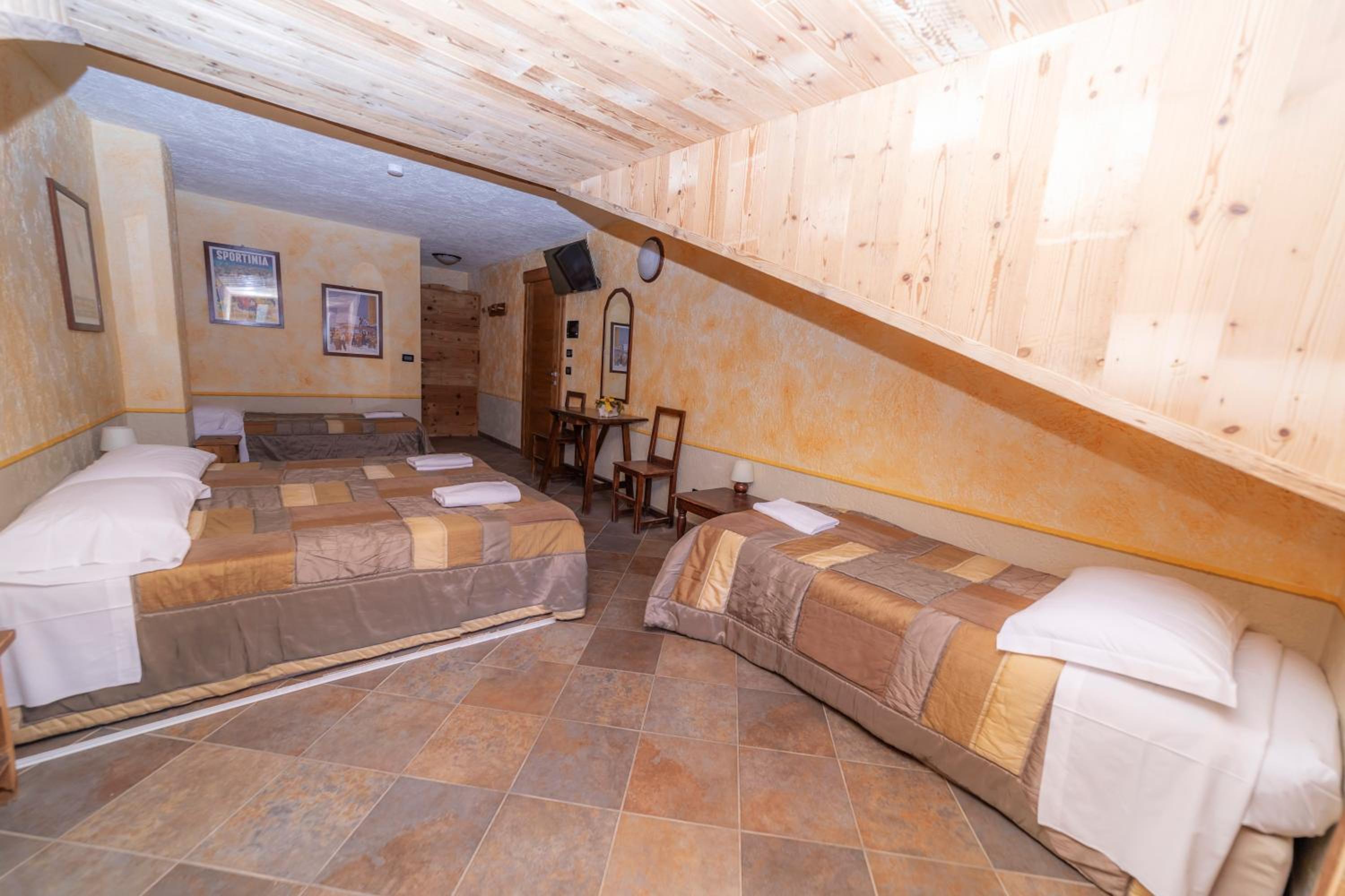 Standard Quadruple Room - Photo 4