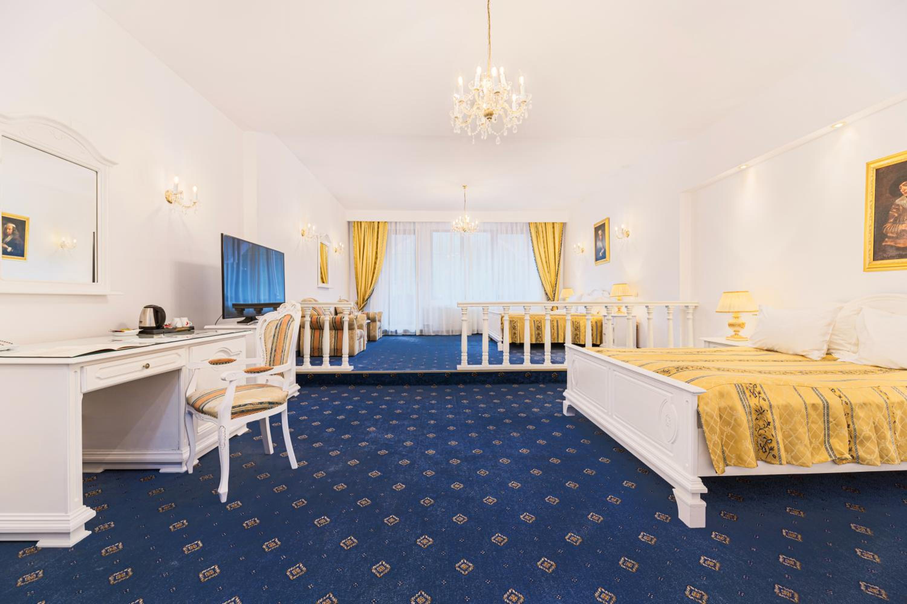 Executive Double Room with Two King Beds and  Balcony photo 2