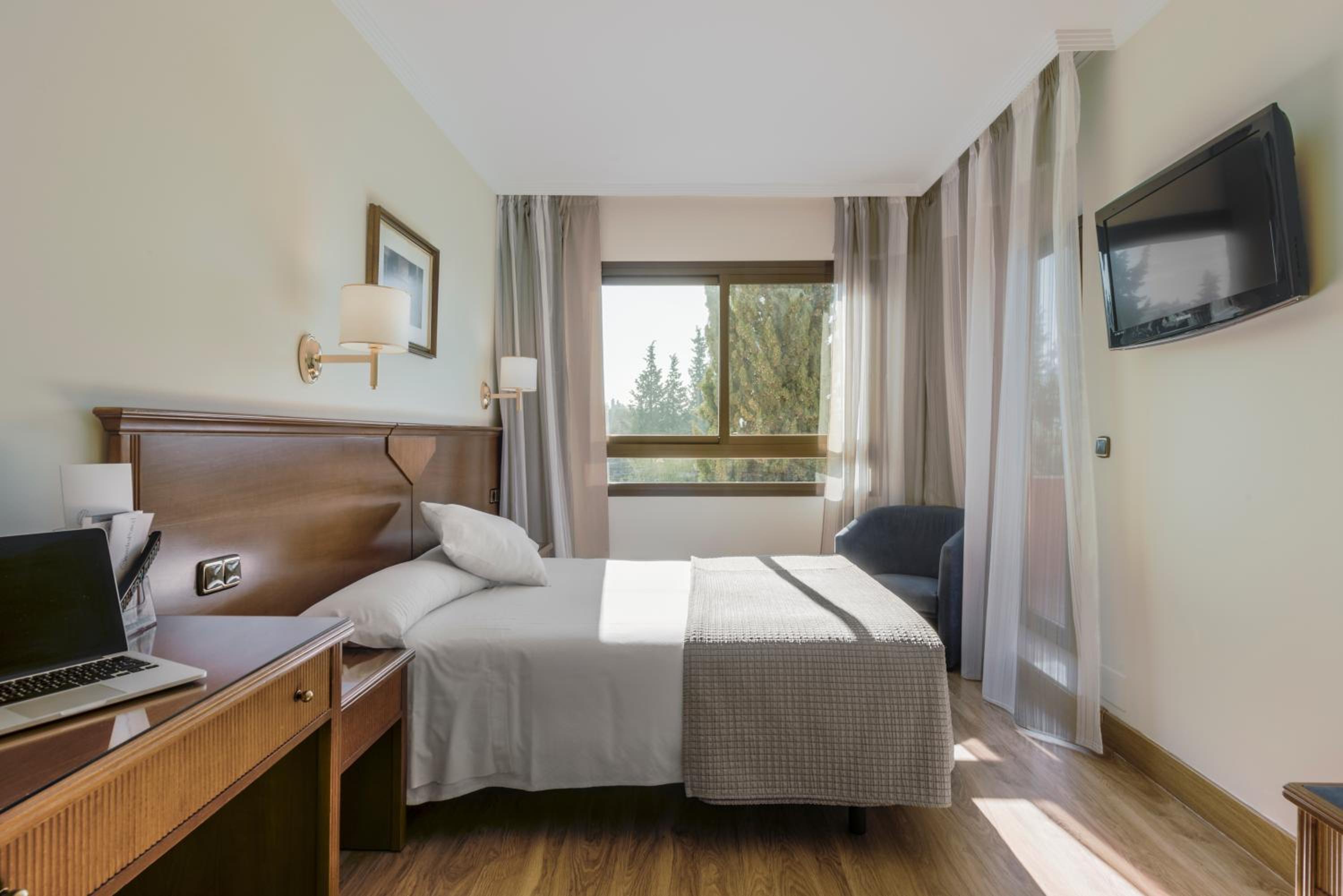 Double or Twin Room - Photo 7