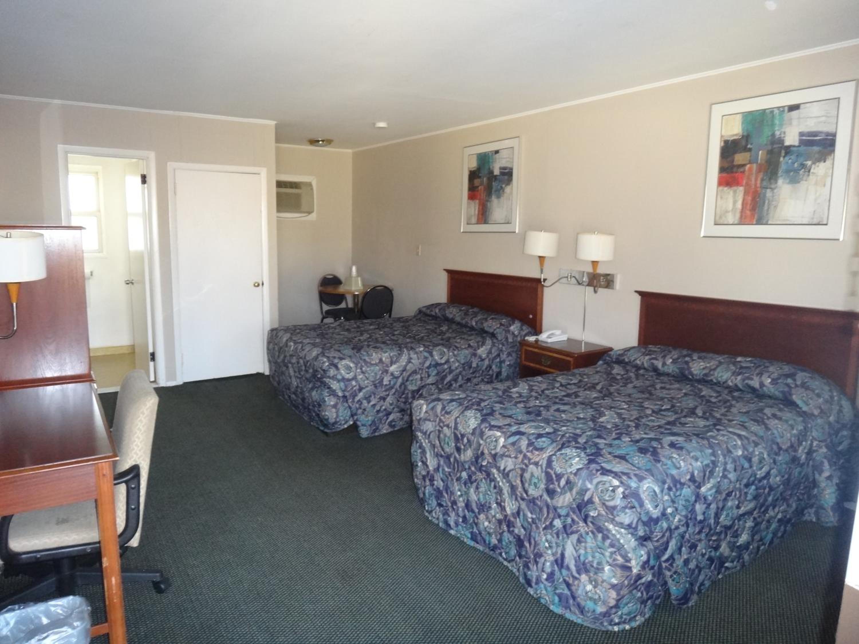 Room with Double Beds photo 1