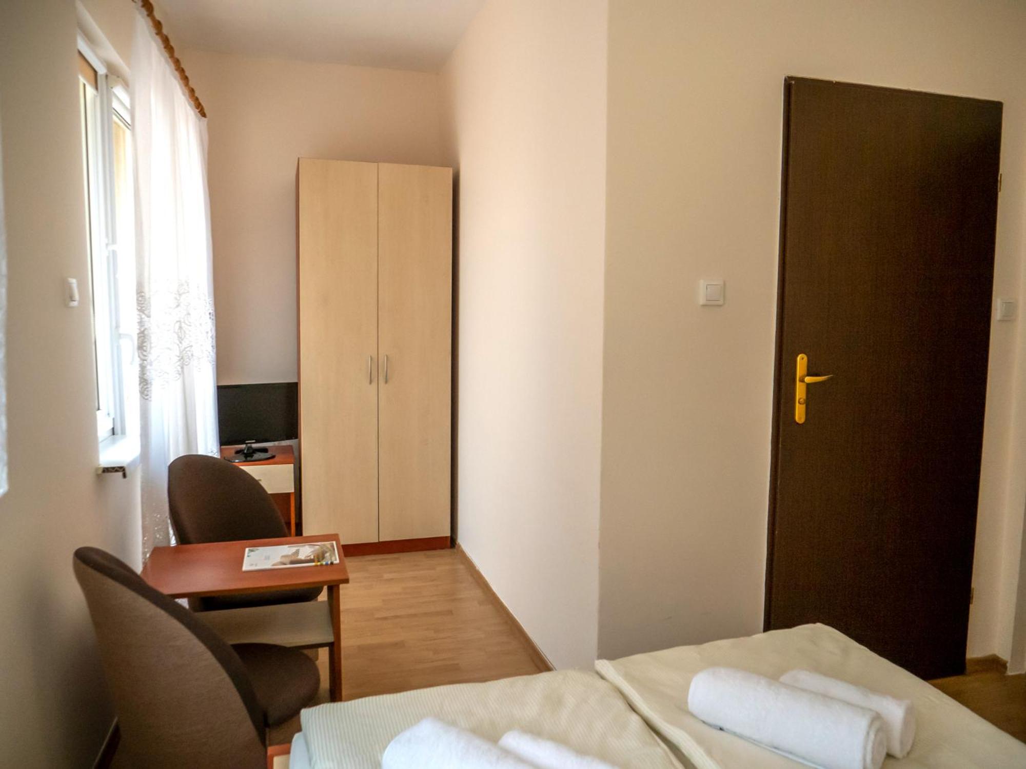 Double or Twin Room - Photo 4