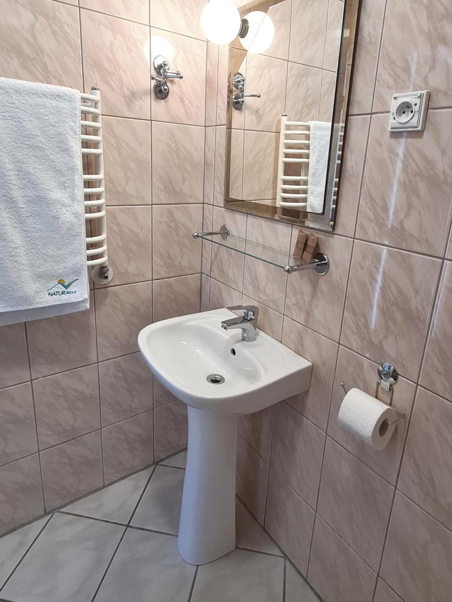 Double or Twin Room - Photo 18