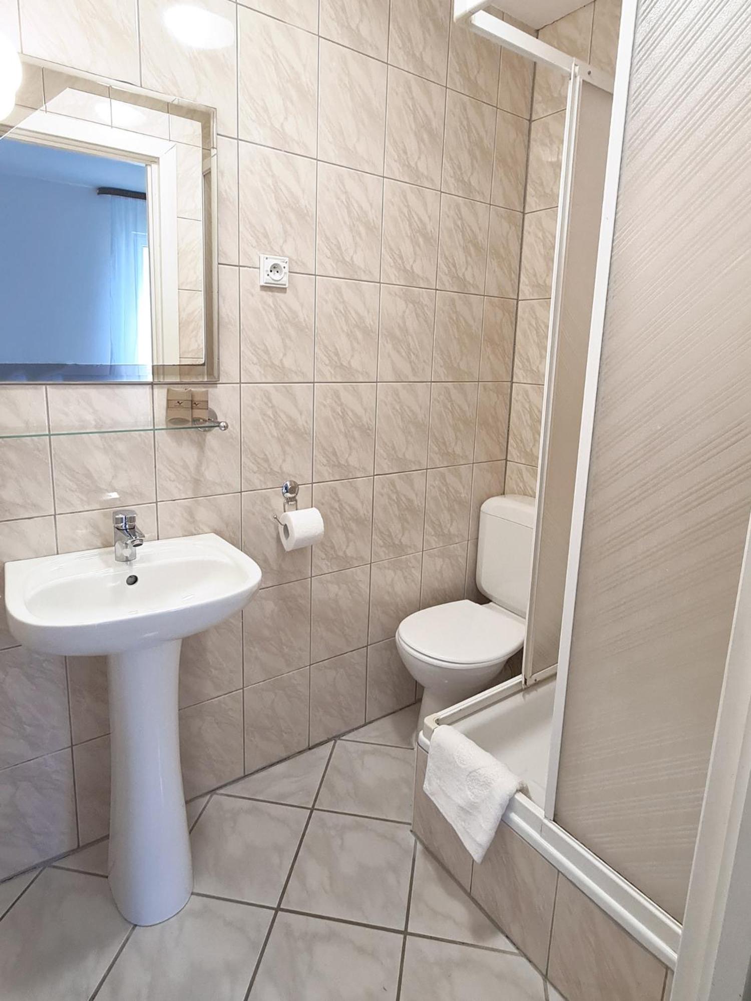 Double or Twin Room - Photo 9