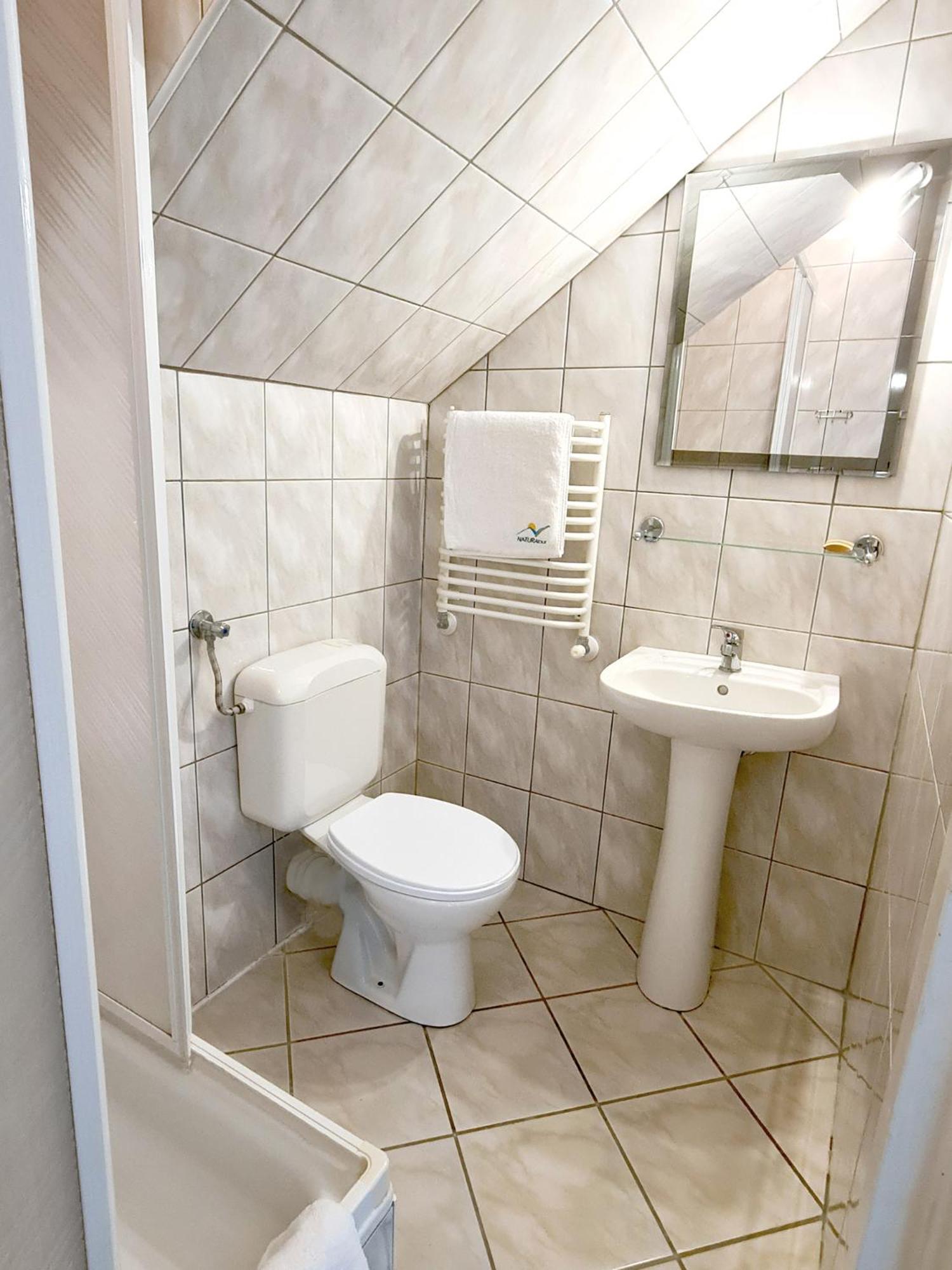 Double or Twin Room - Photo 8