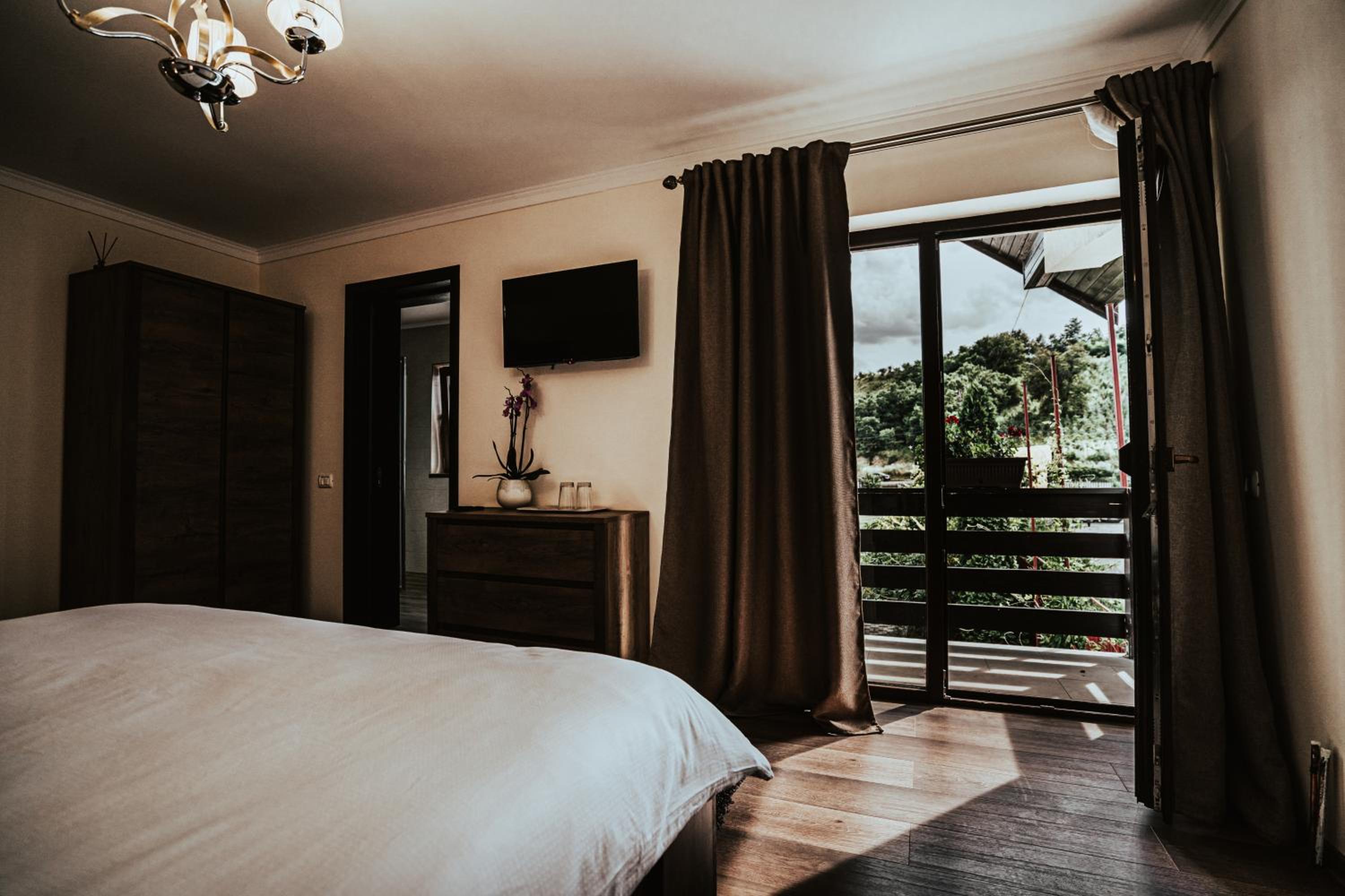 Deluxe Double Room with Balcony - Photo 7