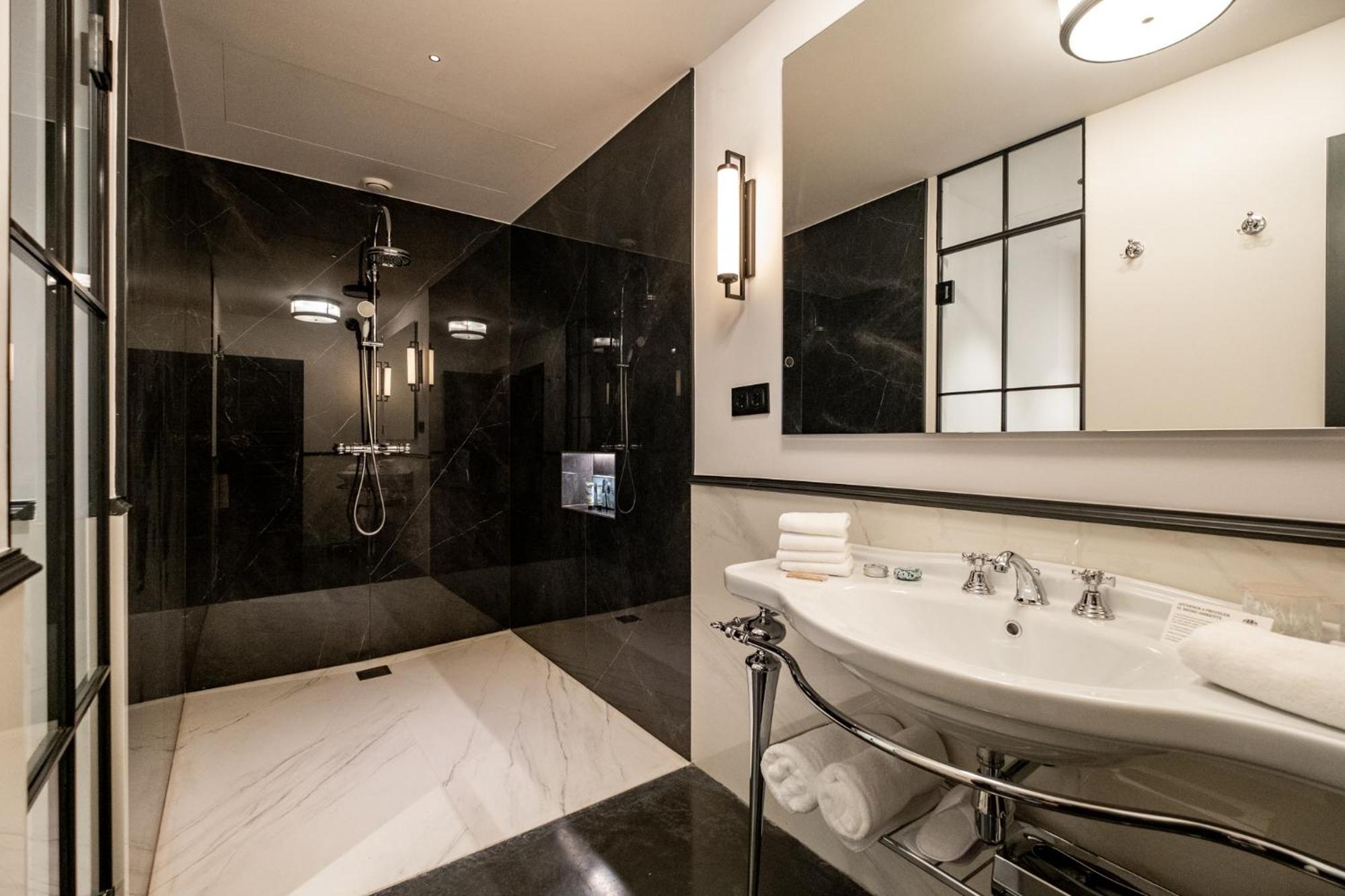 Junior Suite with Balcony - Photo 2