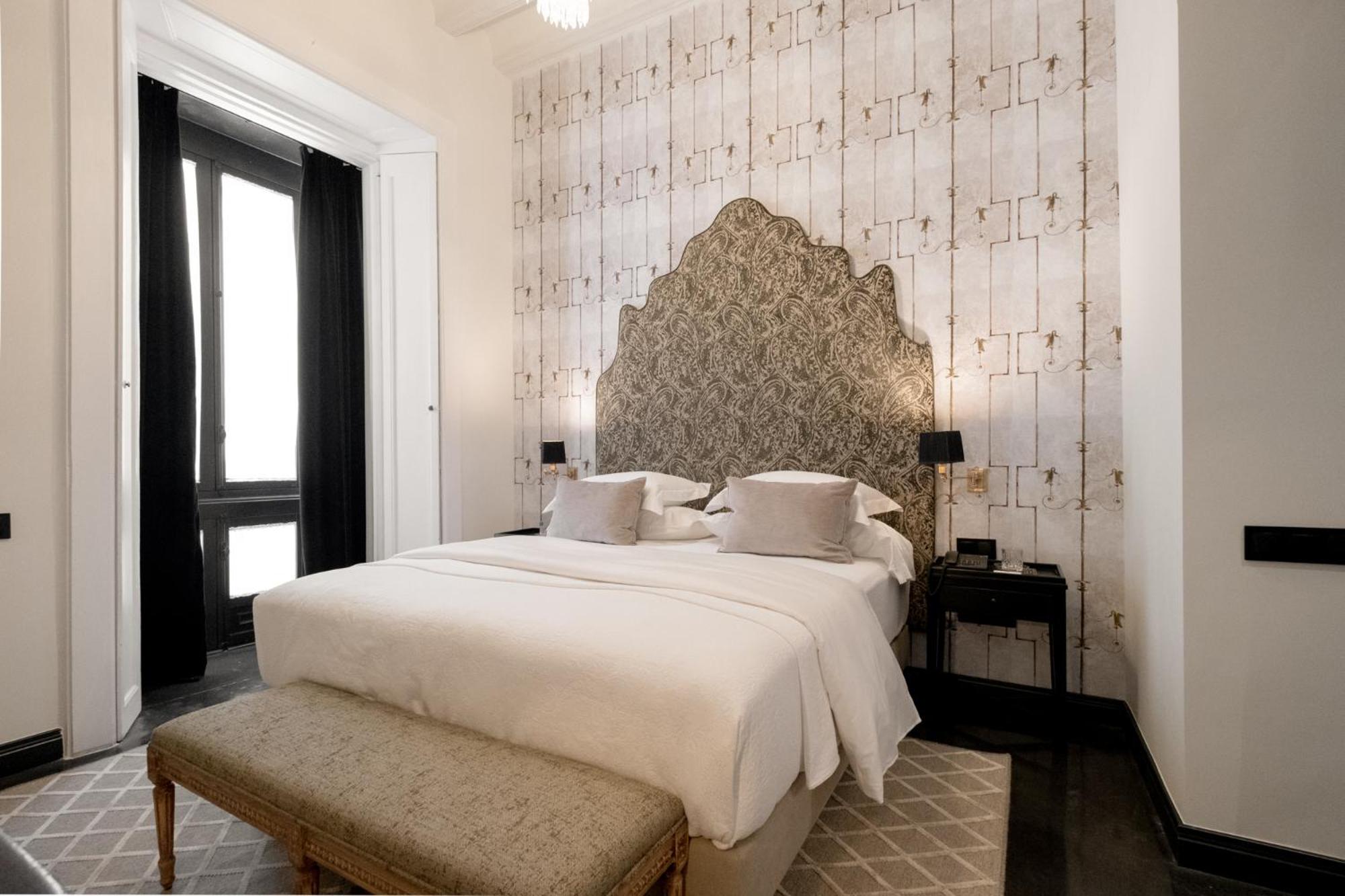 Junior Suite with Balcony - Photo 3