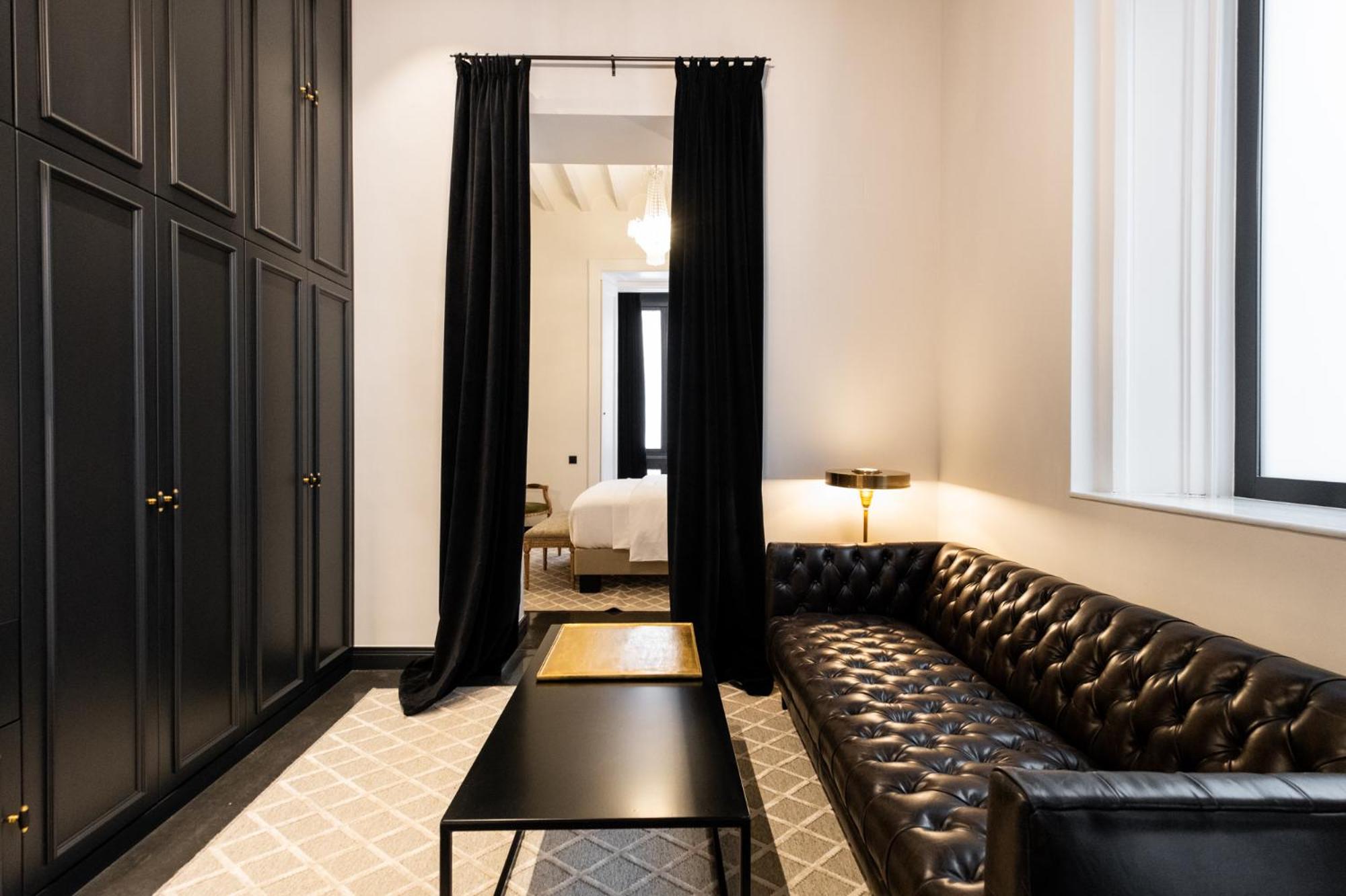 Junior Suite with Balcony - Photo 10