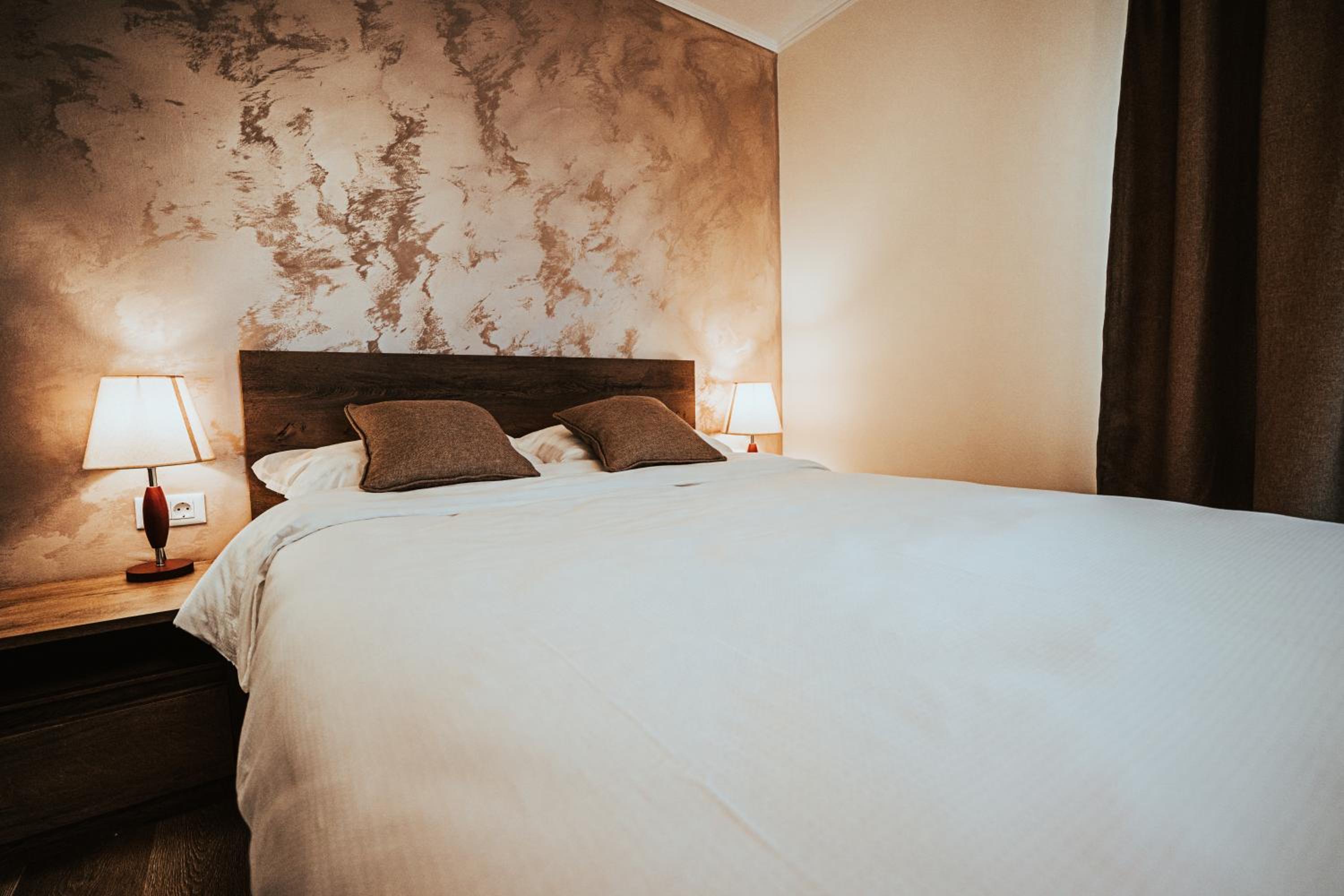 Deluxe Double Room with Balcony - Photo 4