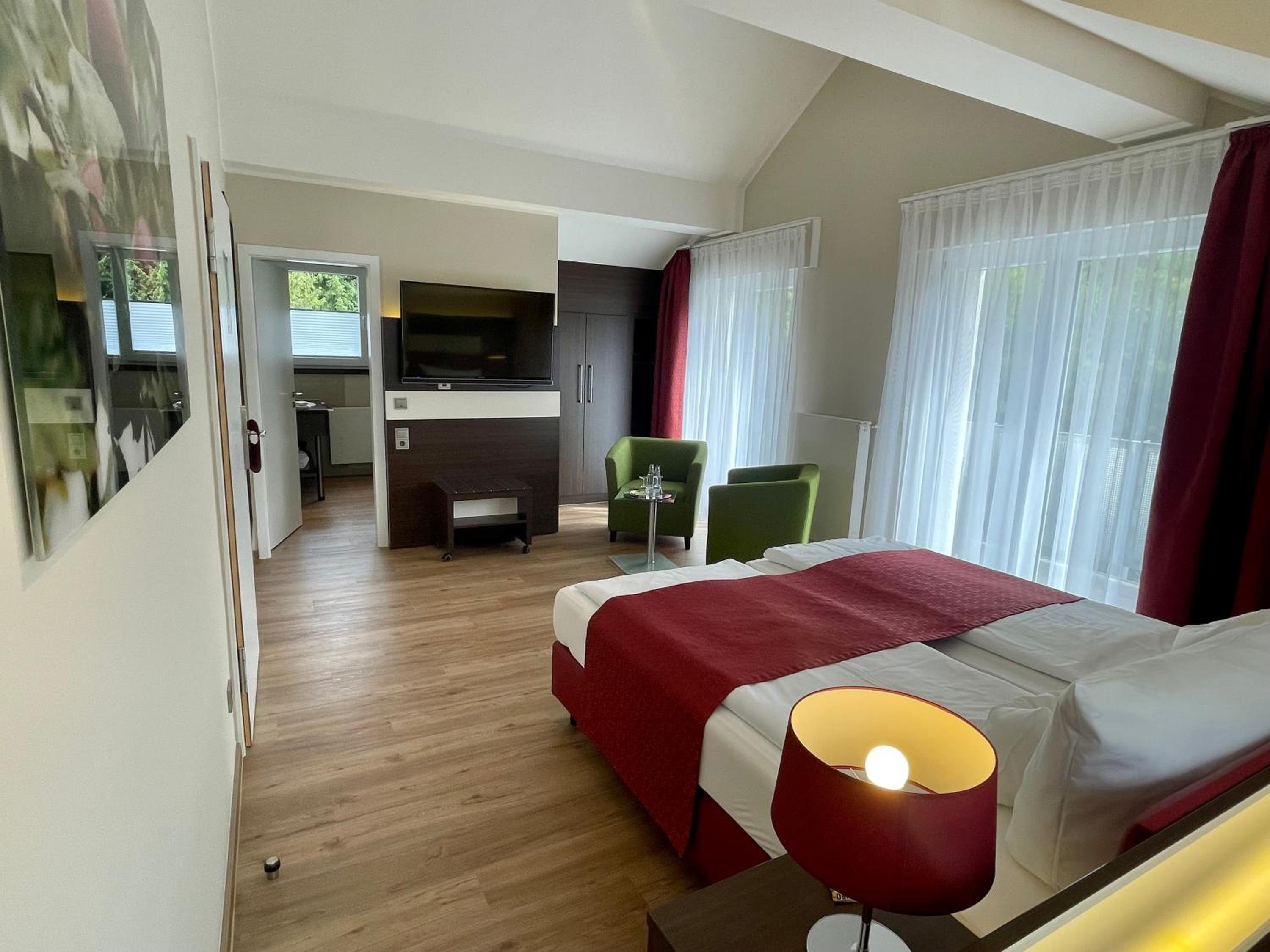 Junior Suite with Balcony - Photo 2