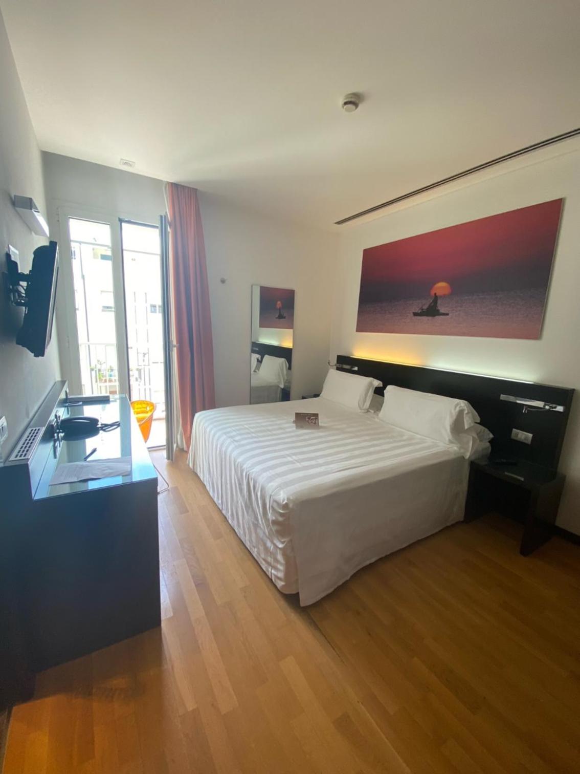 Standard Double with Balcony - Photo 4