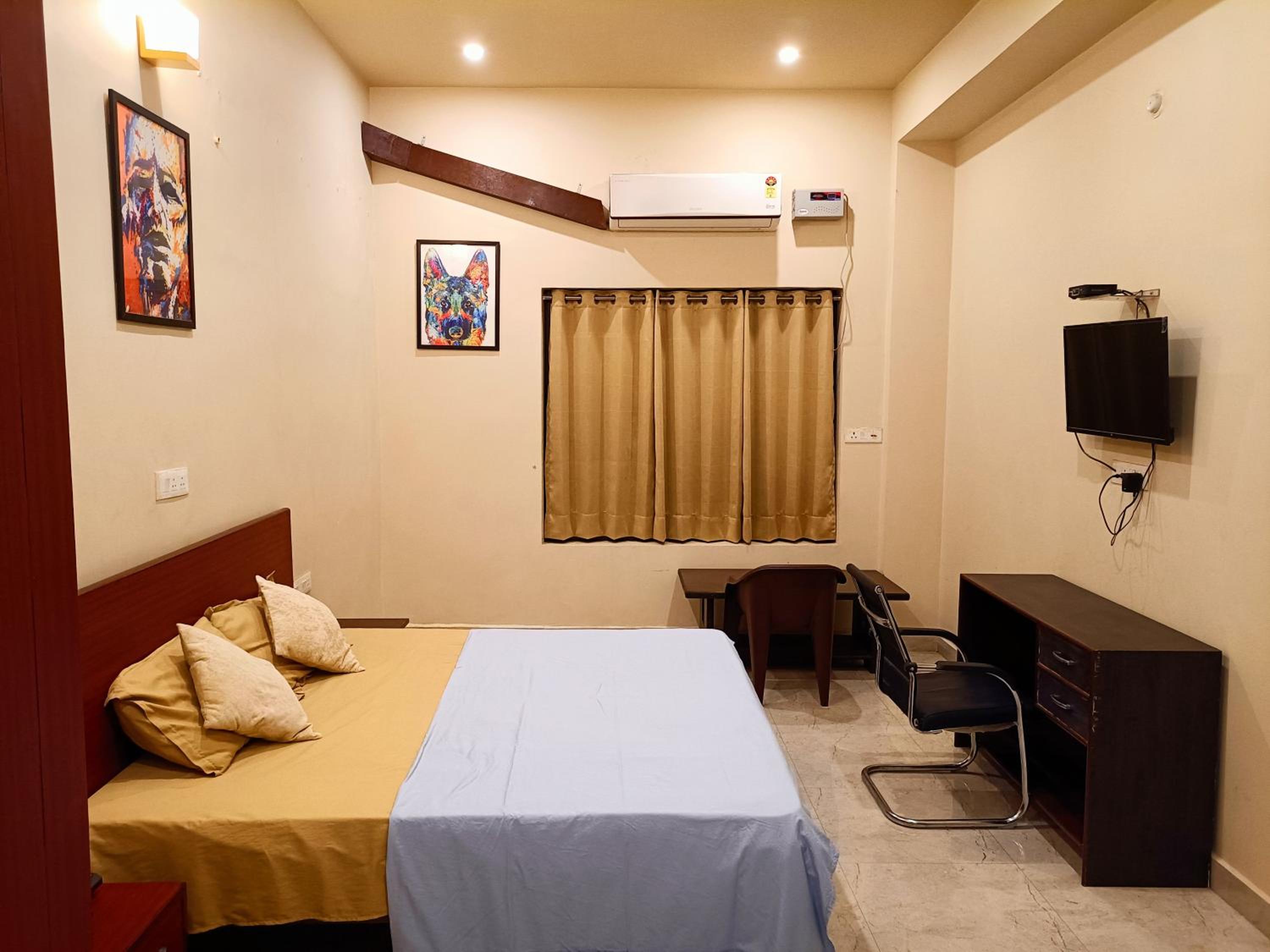 Deluxe Double Room (2 Adults + 1 Child) - Photo 1