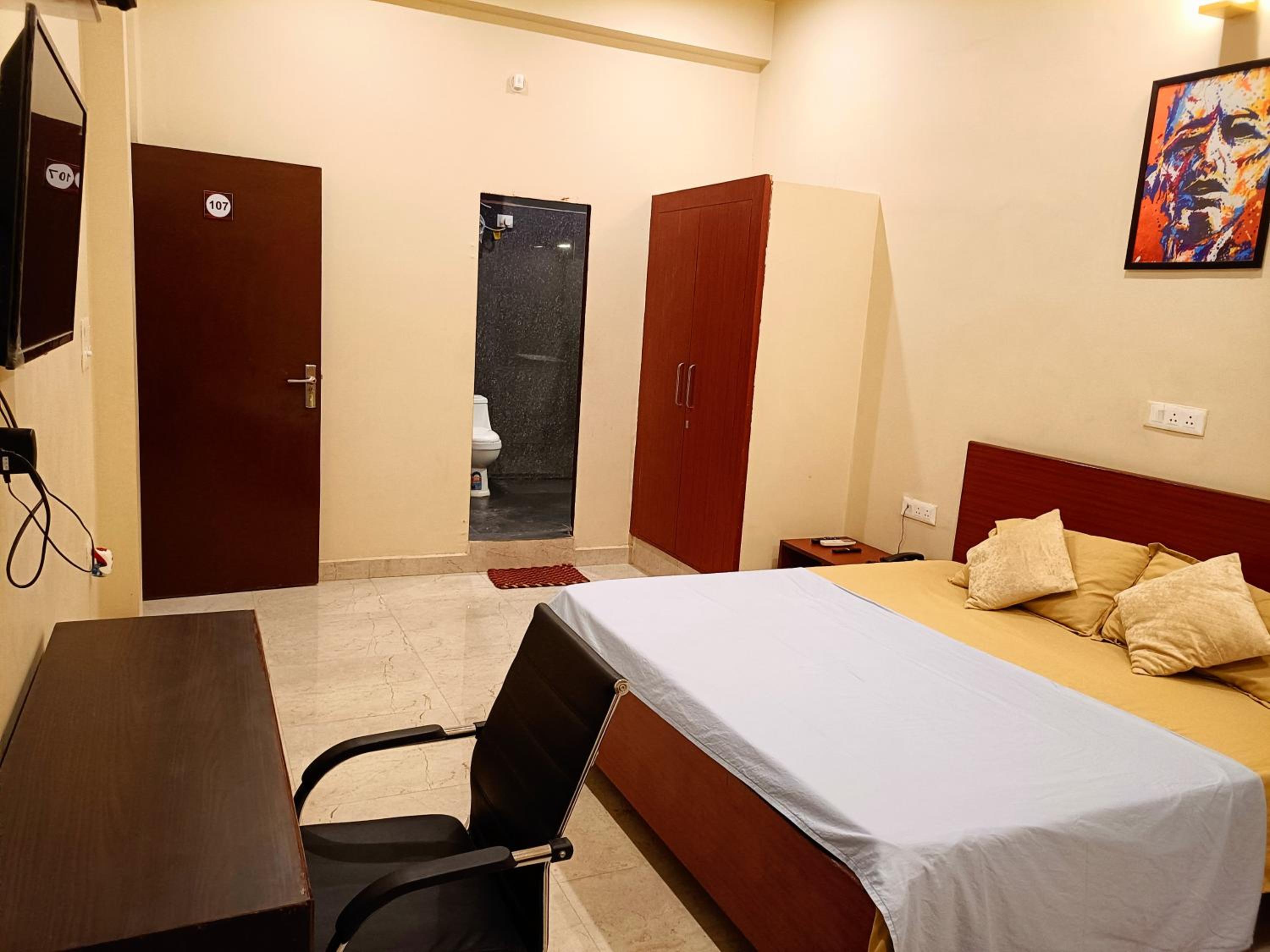 Deluxe Double Room (2 Adults + 1 Child) - Photo 3