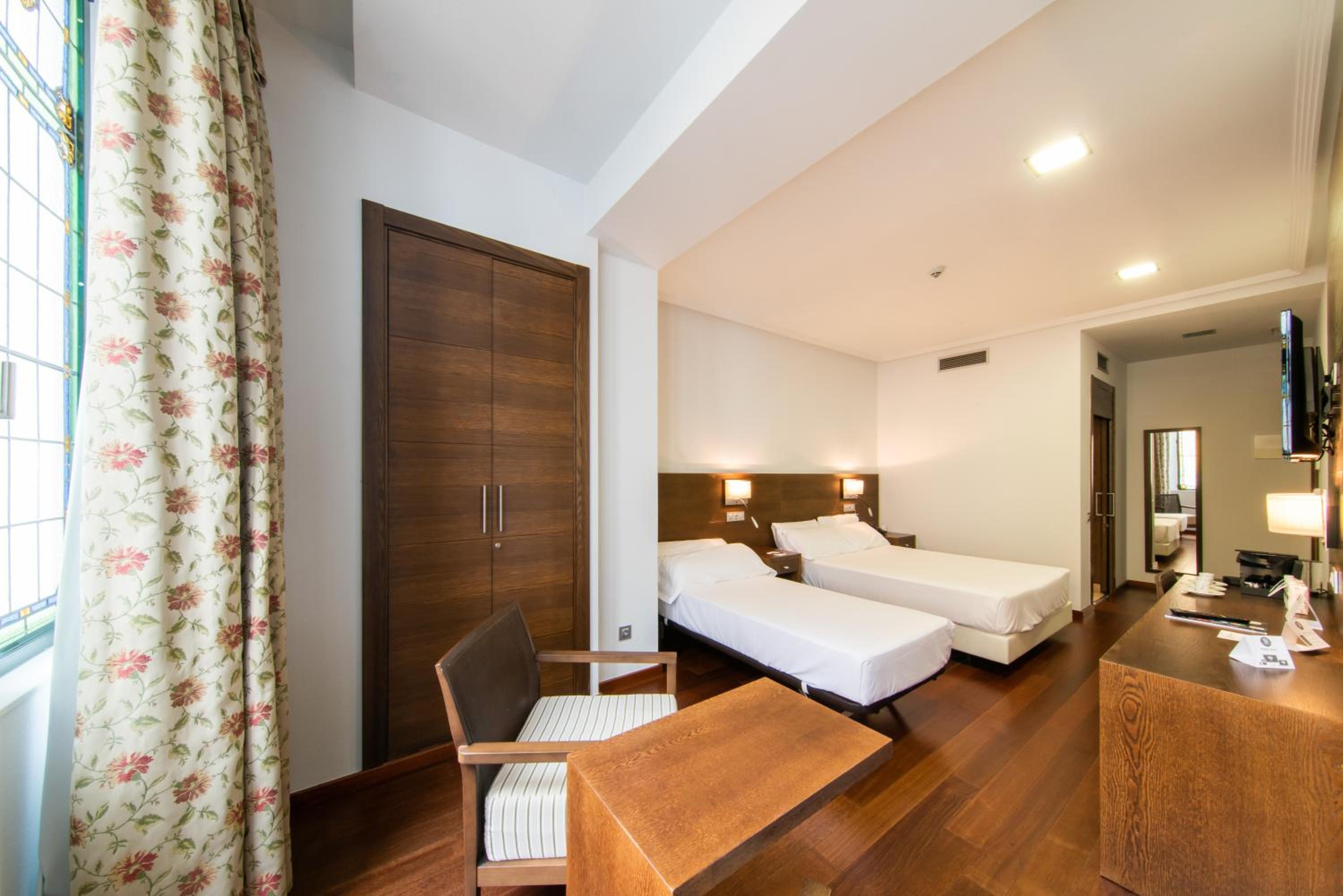 Double Room with Extra Bed - Photo 8
