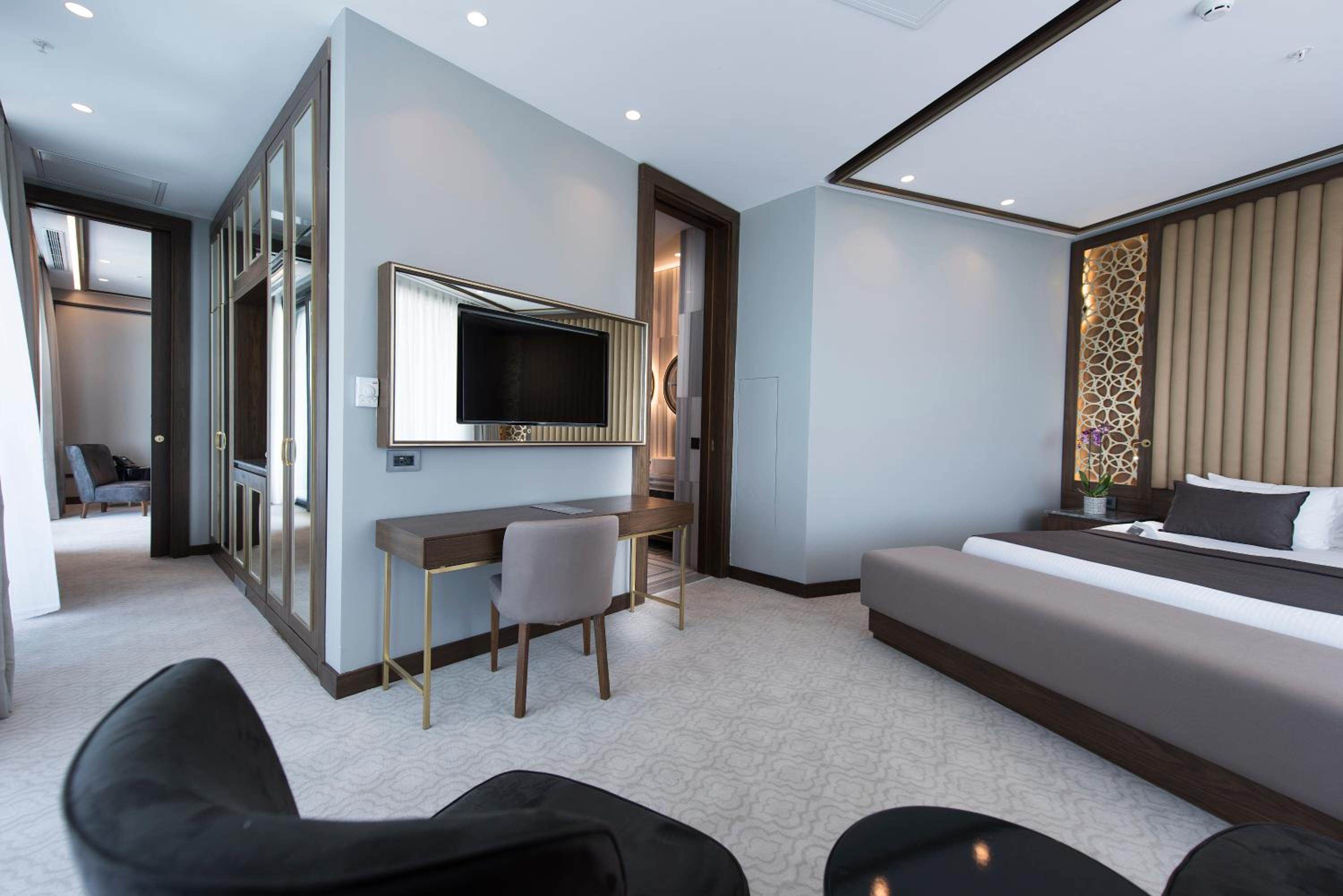Master Suite with City View - Photo 3