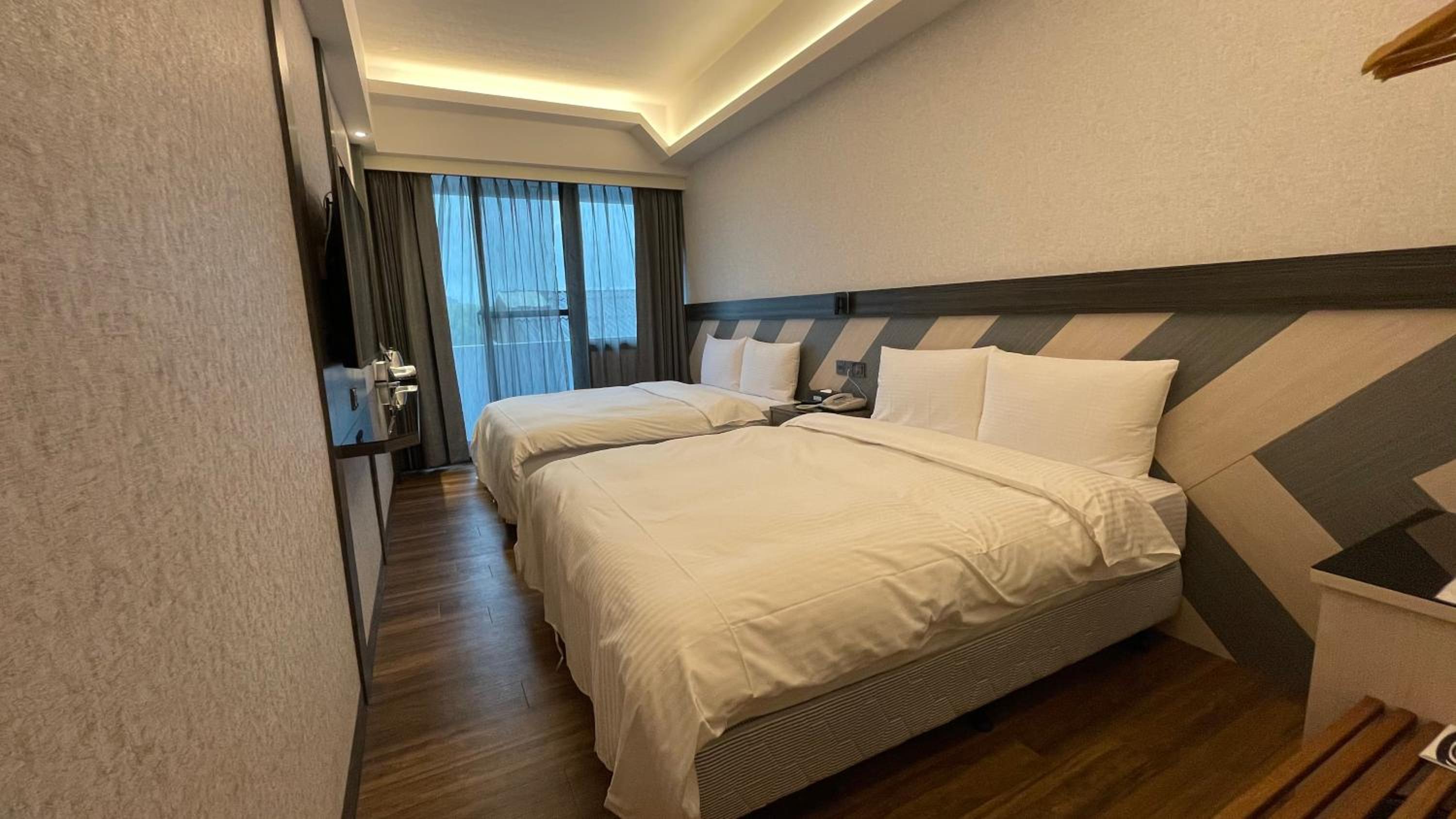 Quadruple Room with Balcony - Photo 2