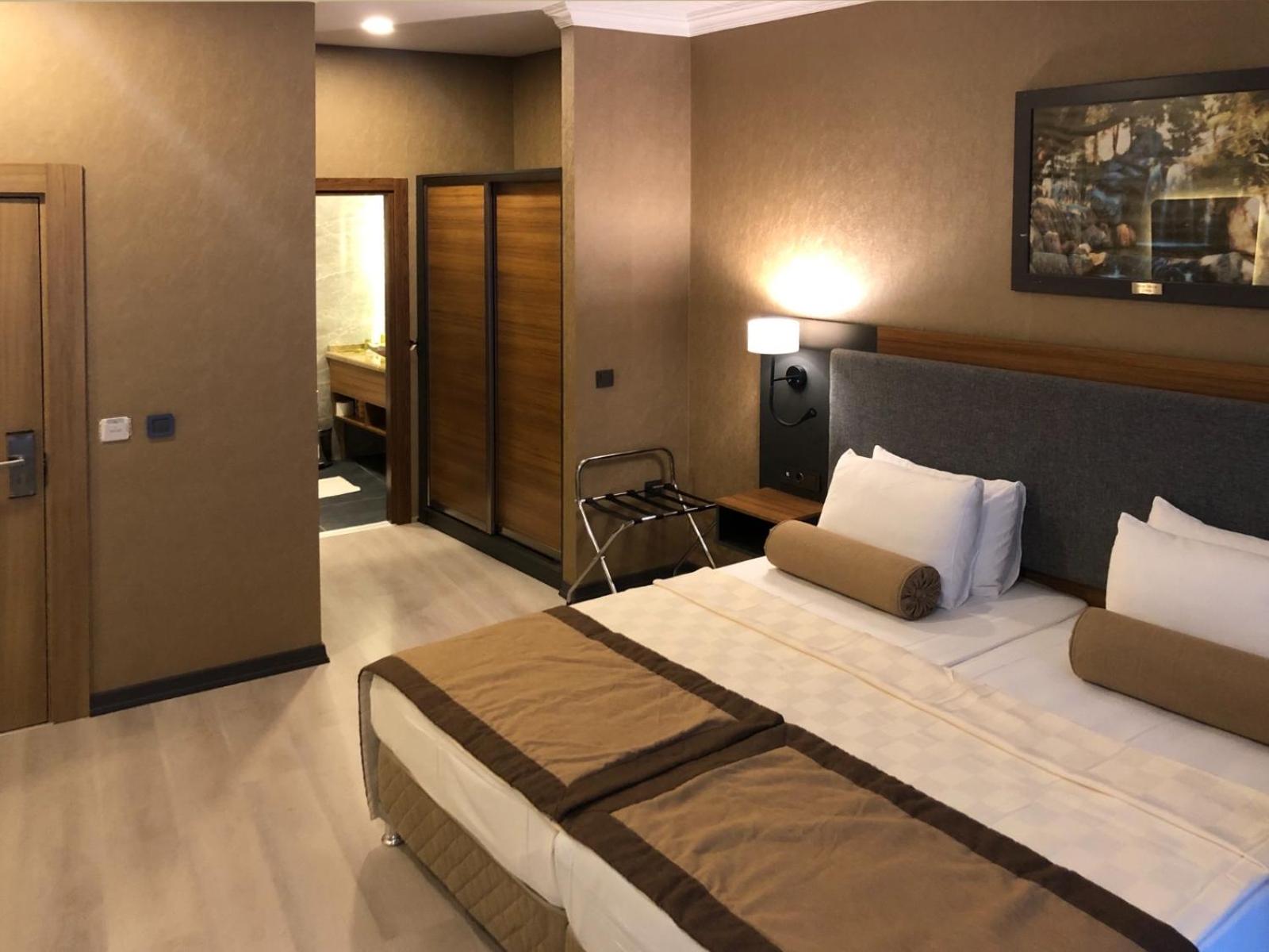 Deluxe King Room photo 2