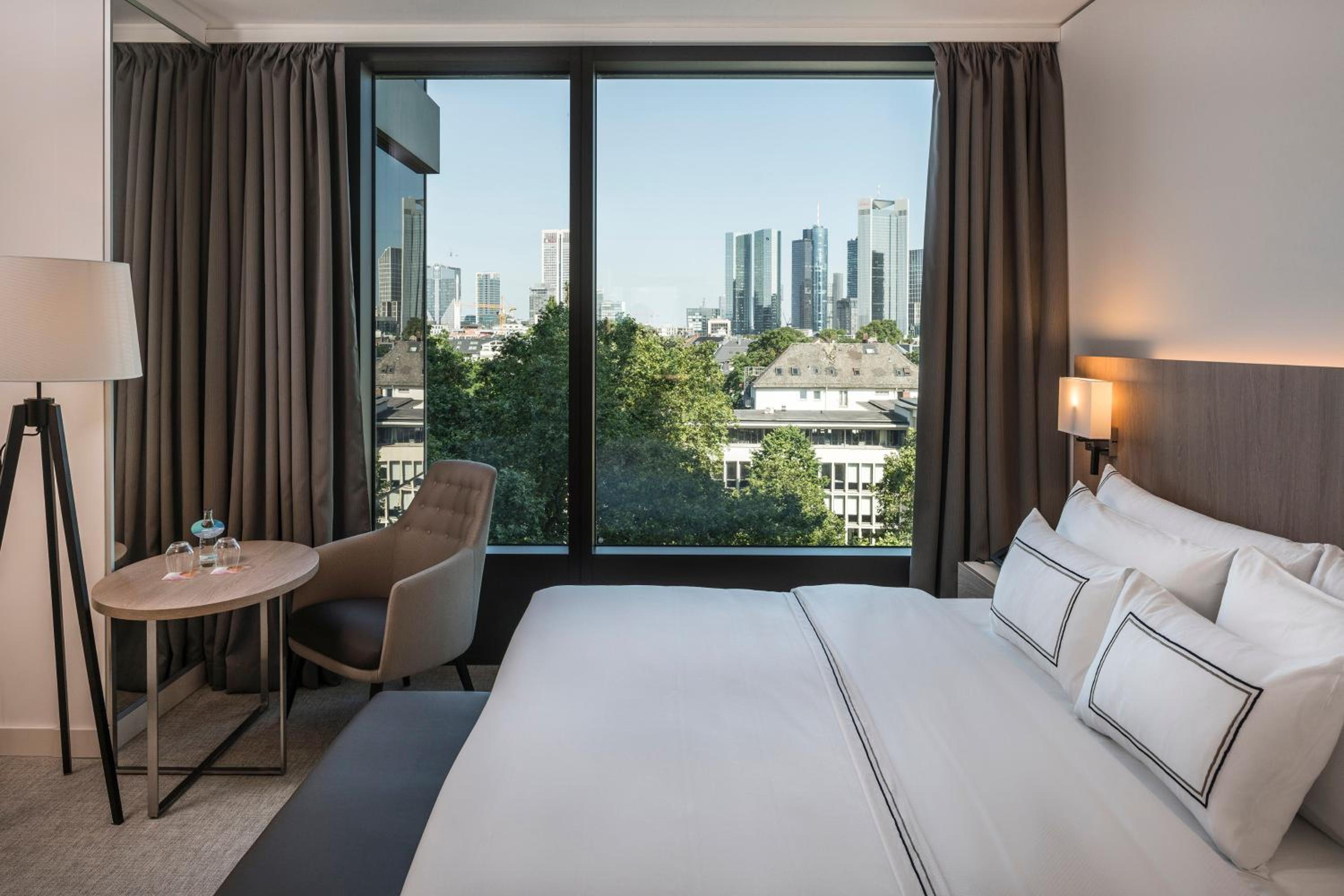 Meliá Guestroom thumbnail 5