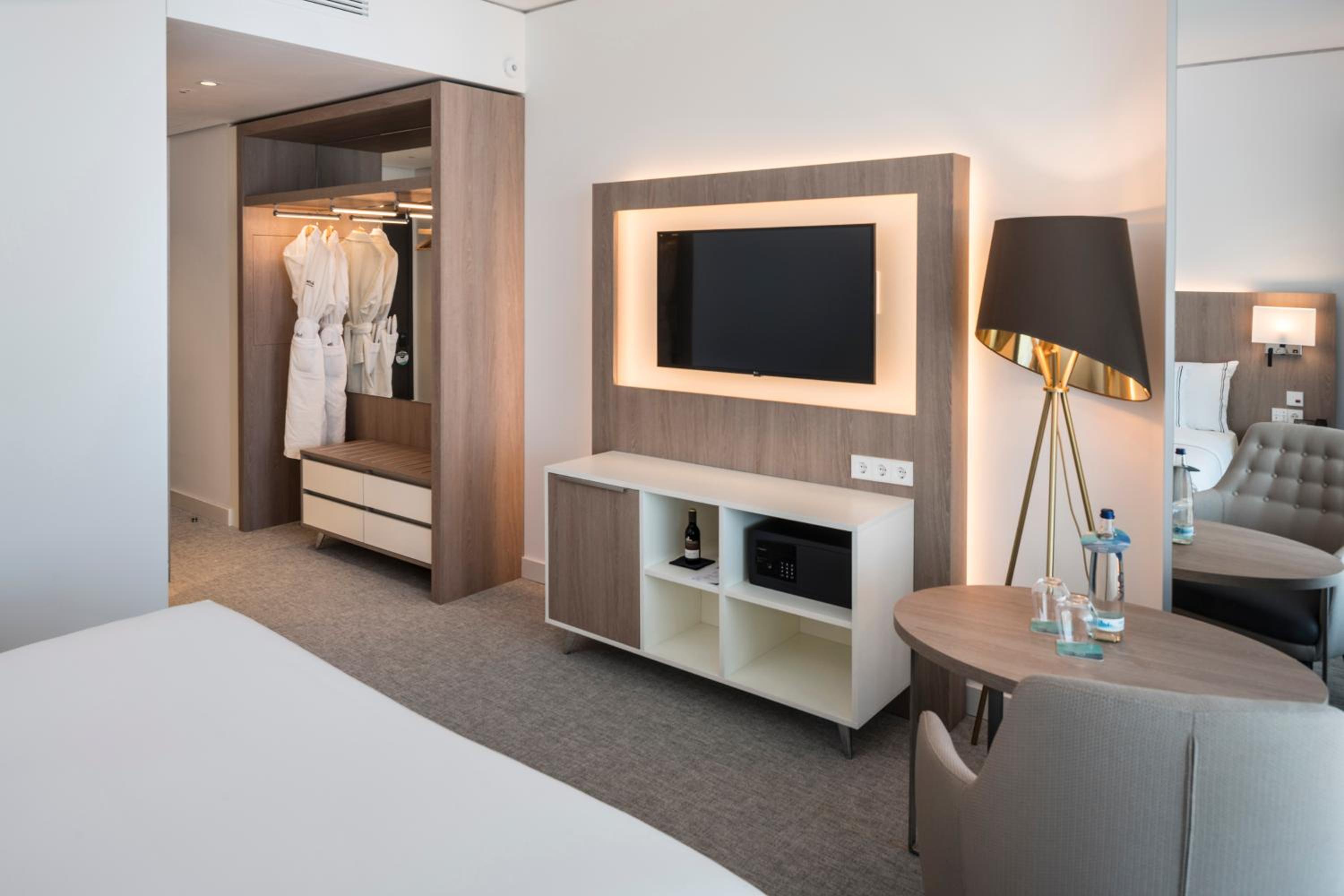 Meliá Premium Room with Skyline View thumbnail 5