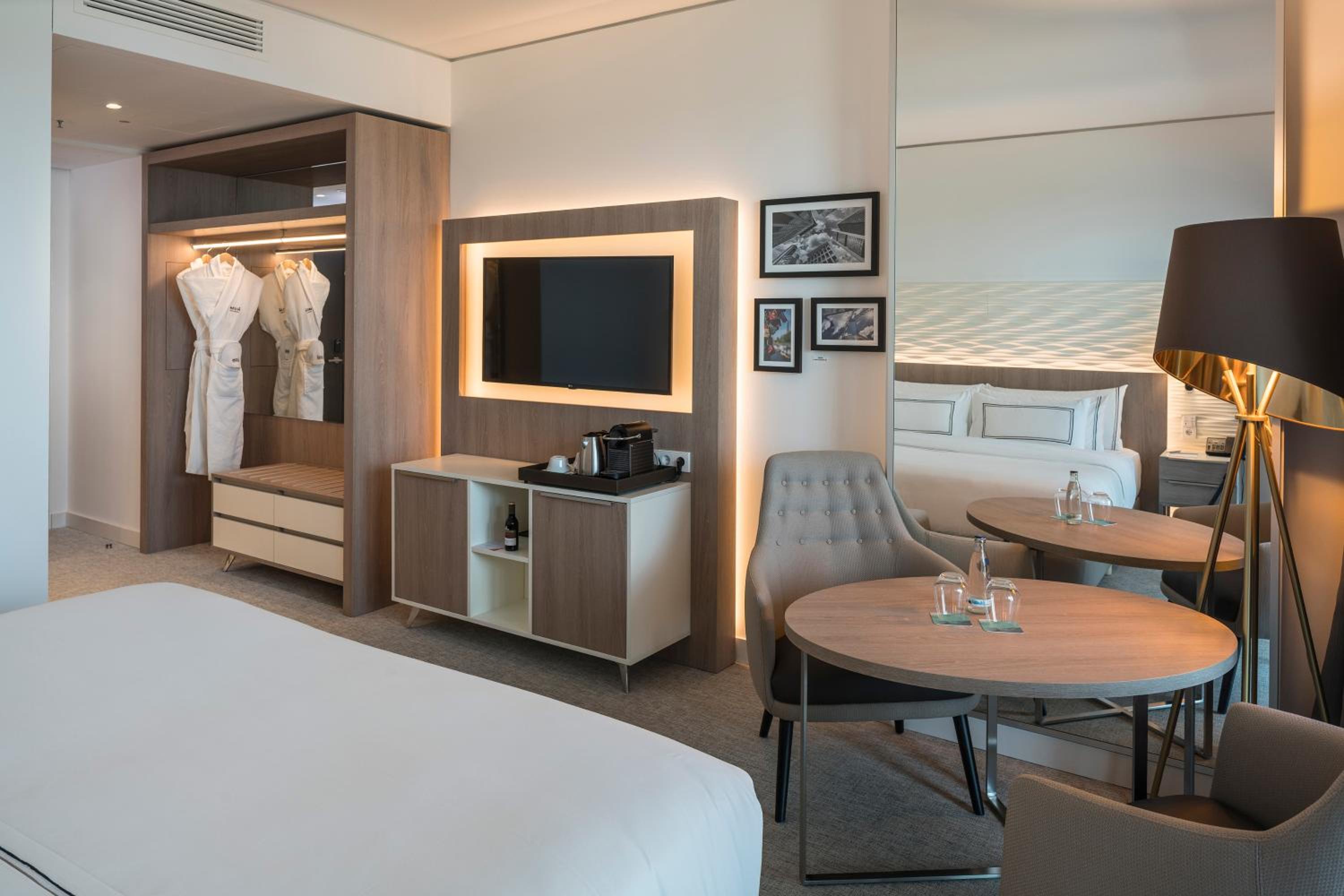 The Level Premium Room with Skyline View and Executive Lounge Access thumbnail 5