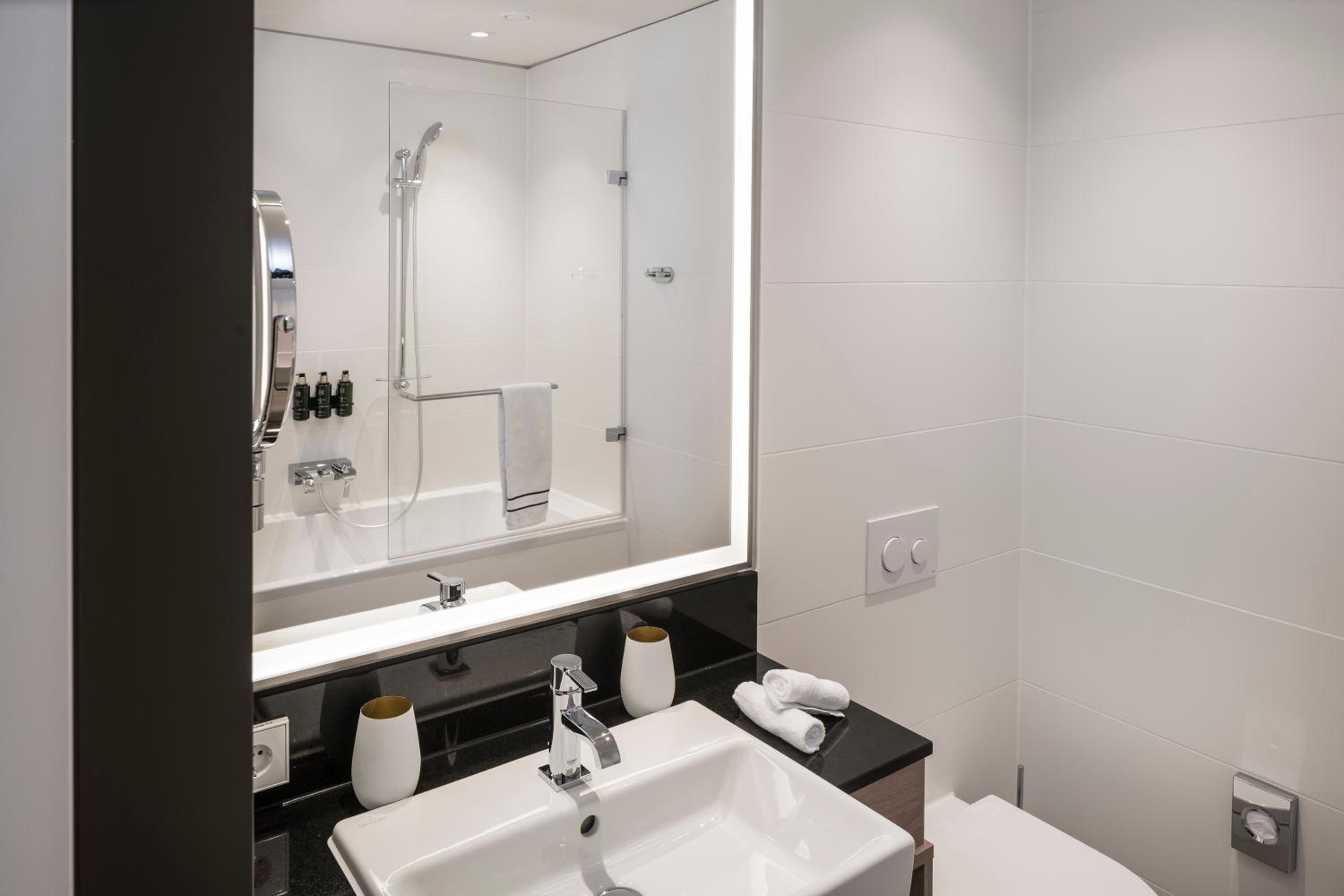 The Level Junior Suite with Executive Lounge Access thumbnail 6
