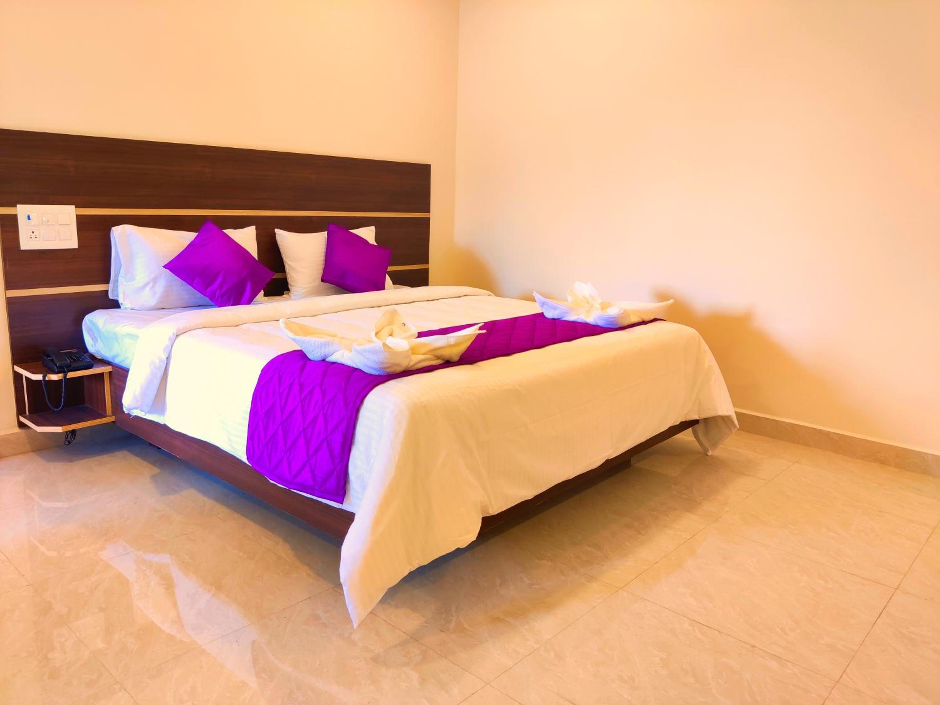 King Room with Balcony - Photo 8