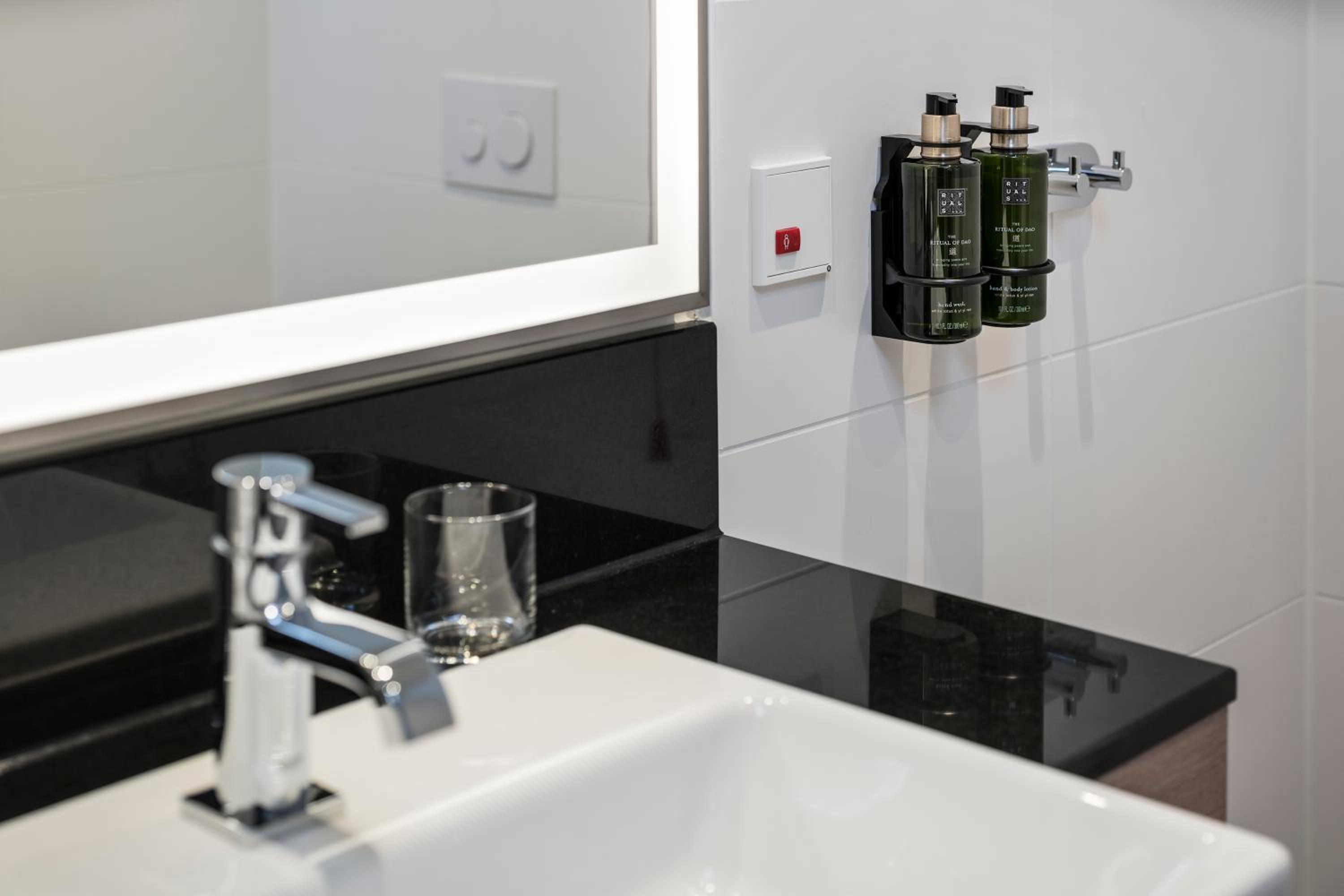 Meliá Guestroom thumbnail 6