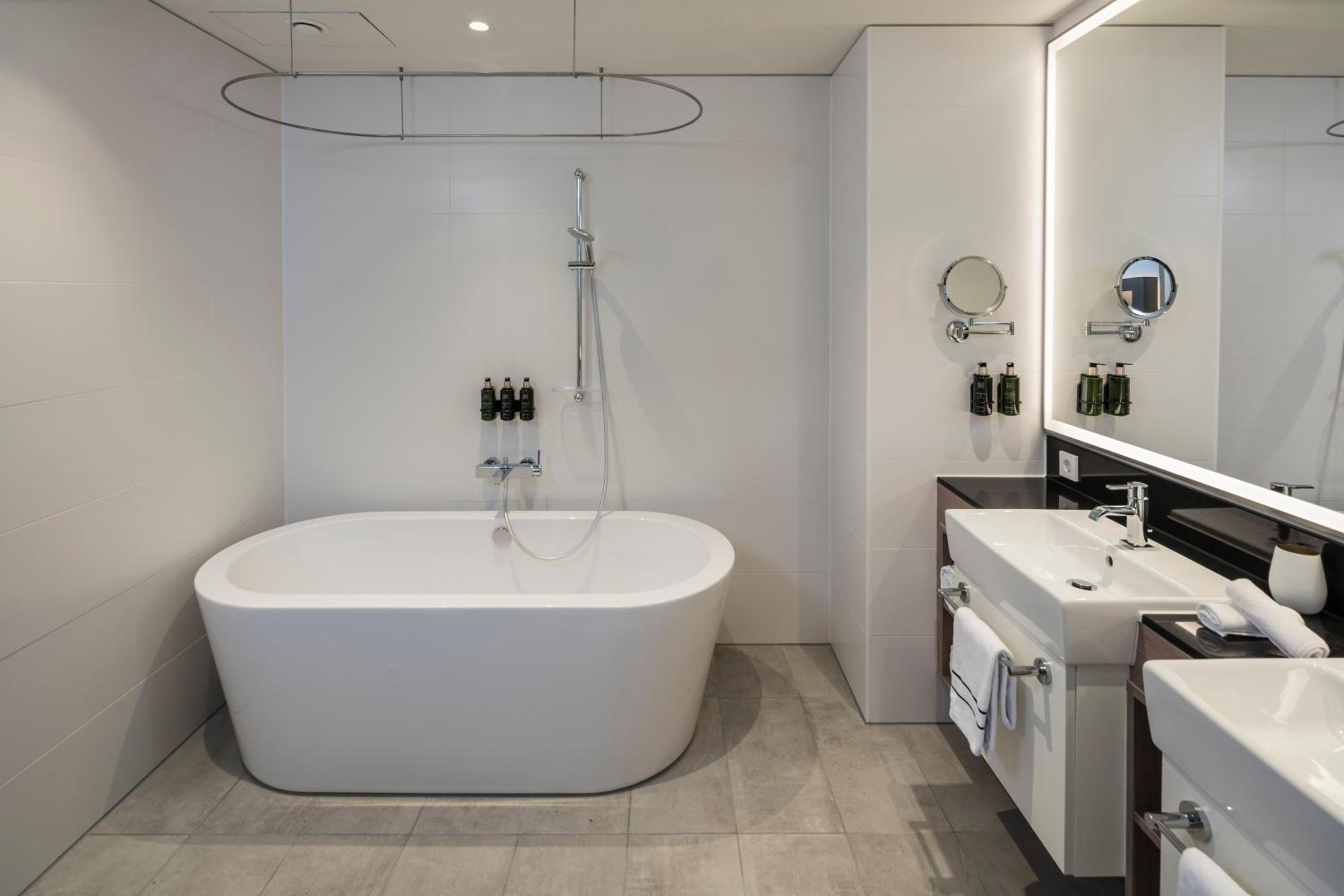 The Level Grand Suite with Skyline View thumbnail 5