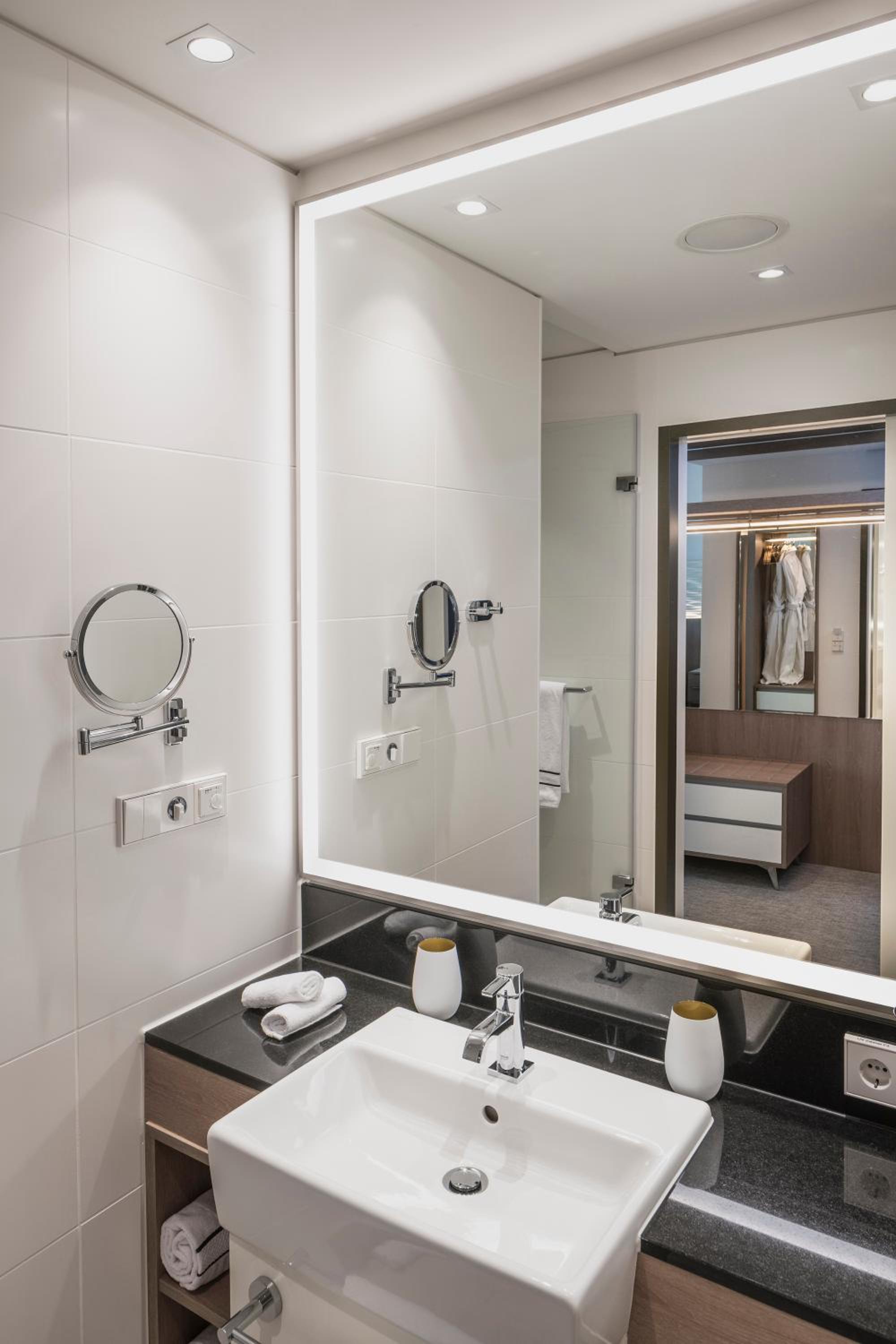 The Level Grand Suite with Skyline View - Photo 9